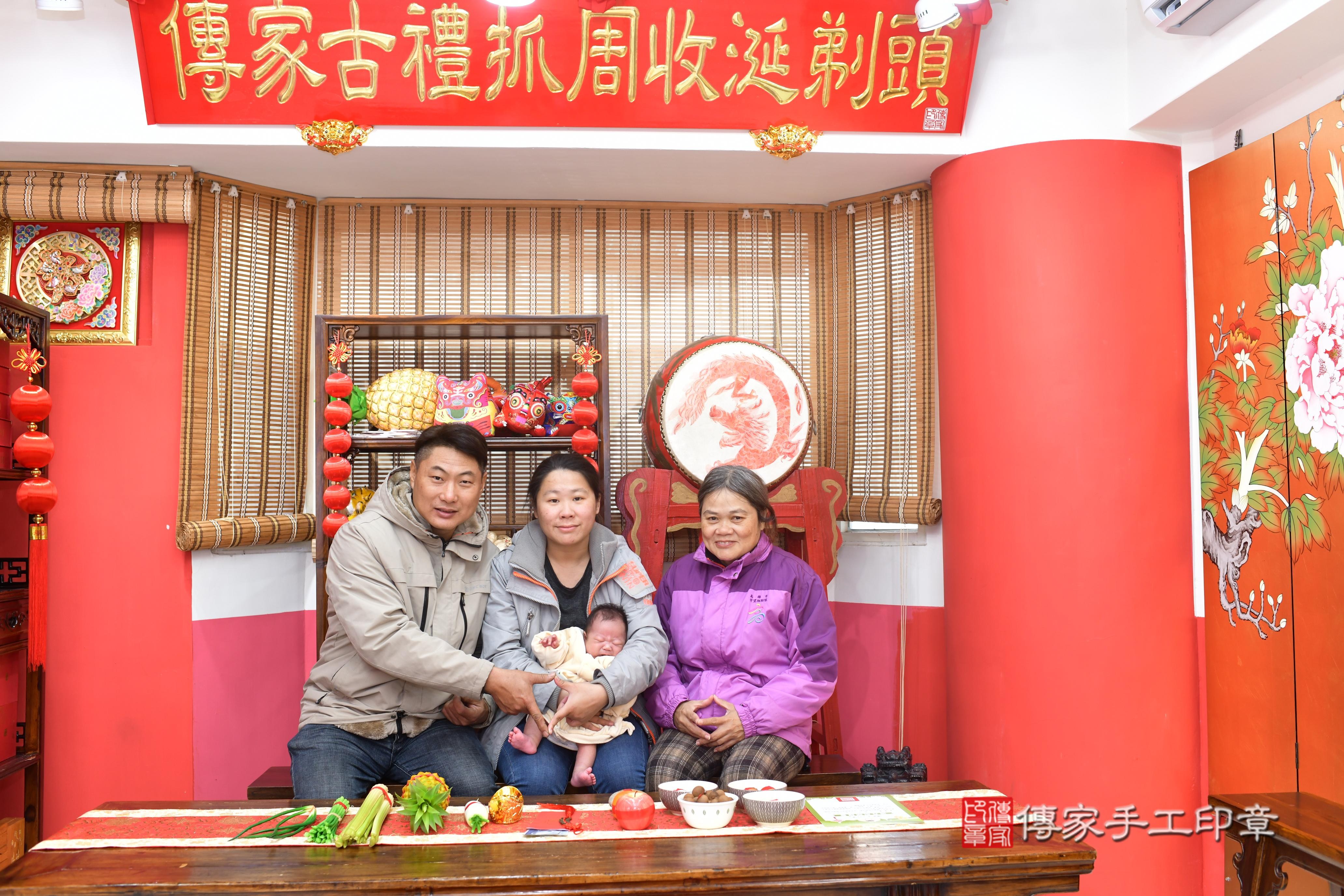 傳家手工印章台南店、抓周、度脺、中國風會場、傳家嬰兒古禮、吉祥話、抓周道具物品24種、拍照。抓周證書。寶寶抓周、滿周歲、生日快樂、祝福
