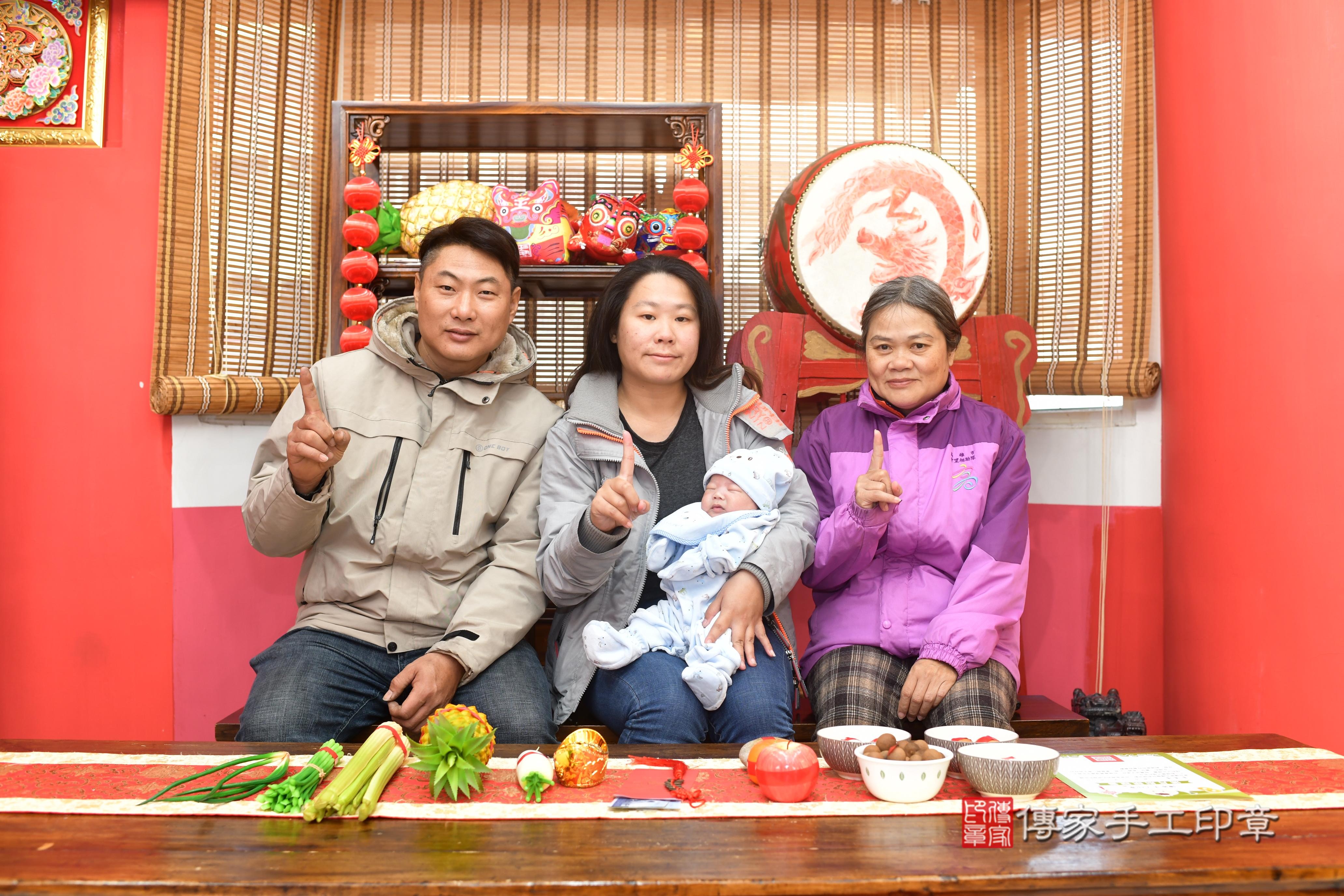 傳家手工印章台南店、抓周、度脺、中國風會場、傳家嬰兒古禮、吉祥話、抓周道具物品24種、拍照。抓周證書。寶寶抓周、滿周歲、生日快樂、祝福