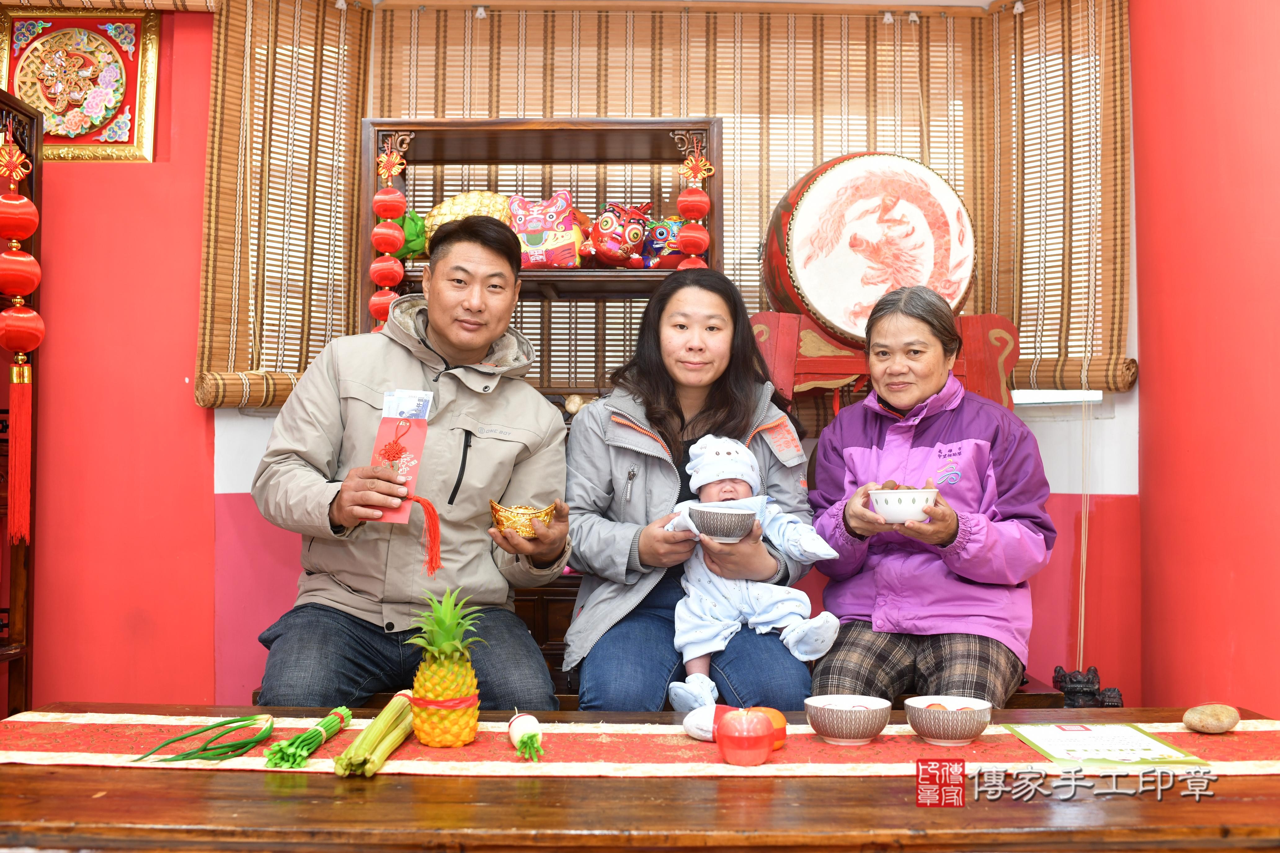 傳家手工印章台南店、抓周、度脺、中國風會場、傳家嬰兒古禮、吉祥話、抓周道具物品24種、拍照。抓周證書。寶寶抓周、滿周歲、生日快樂、祝福