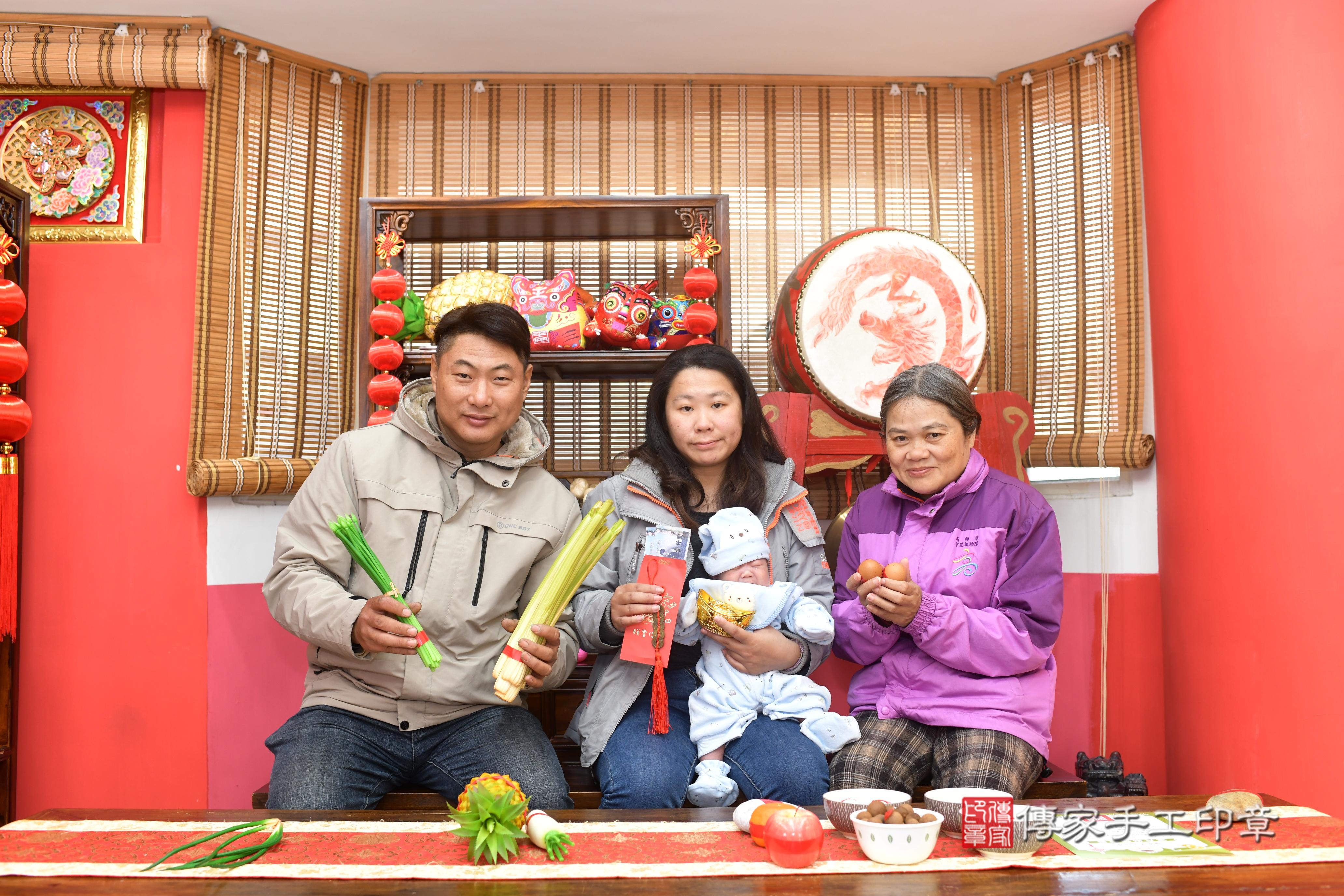 傳家手工印章台南店、抓周、度脺、中國風會場、傳家嬰兒古禮、吉祥話、抓周道具物品24種、拍照。抓周證書。寶寶抓周、滿周歲、生日快樂、祝福