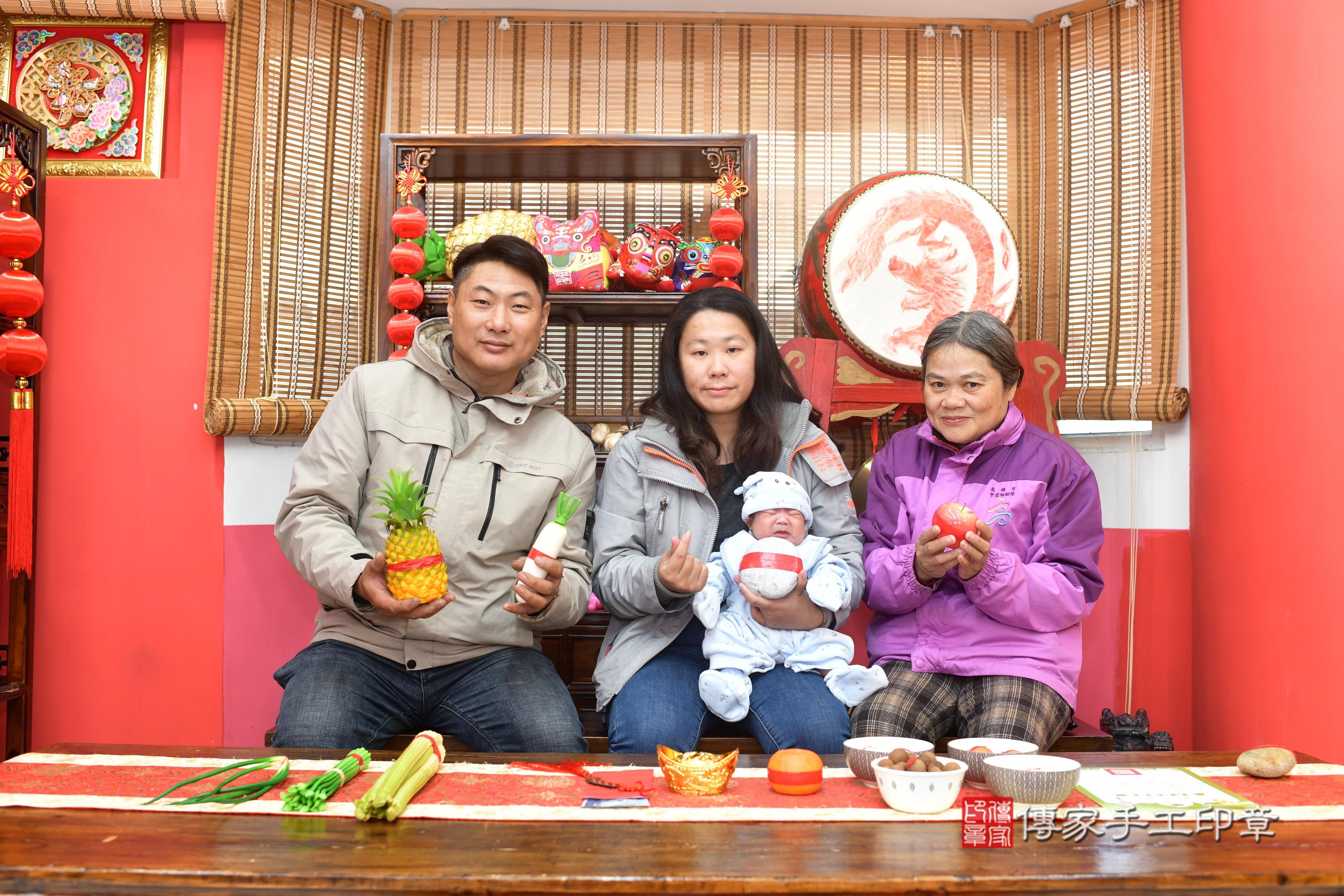 傳家手工印章台南店、抓周、度脺、中國風會場、傳家嬰兒古禮、吉祥話、抓周道具物品24種、拍照。抓周證書。寶寶抓周、滿周歲、生日快樂、祝福