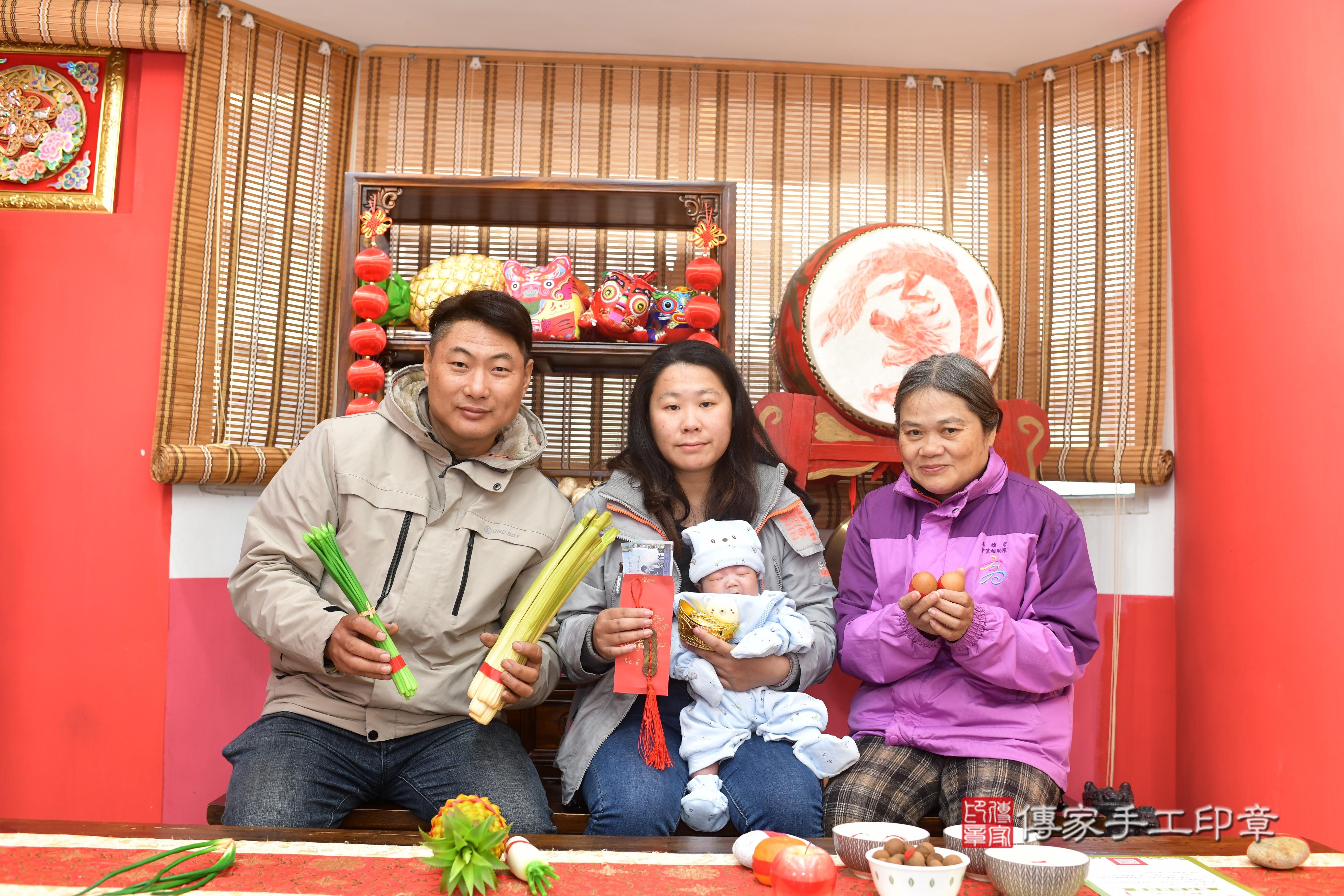 傳家手工印章台南店、抓周、度脺、中國風會場、傳家嬰兒古禮、吉祥話、抓周道具物品24種、拍照。抓周證書。寶寶抓周、滿周歲、生日快樂、祝福