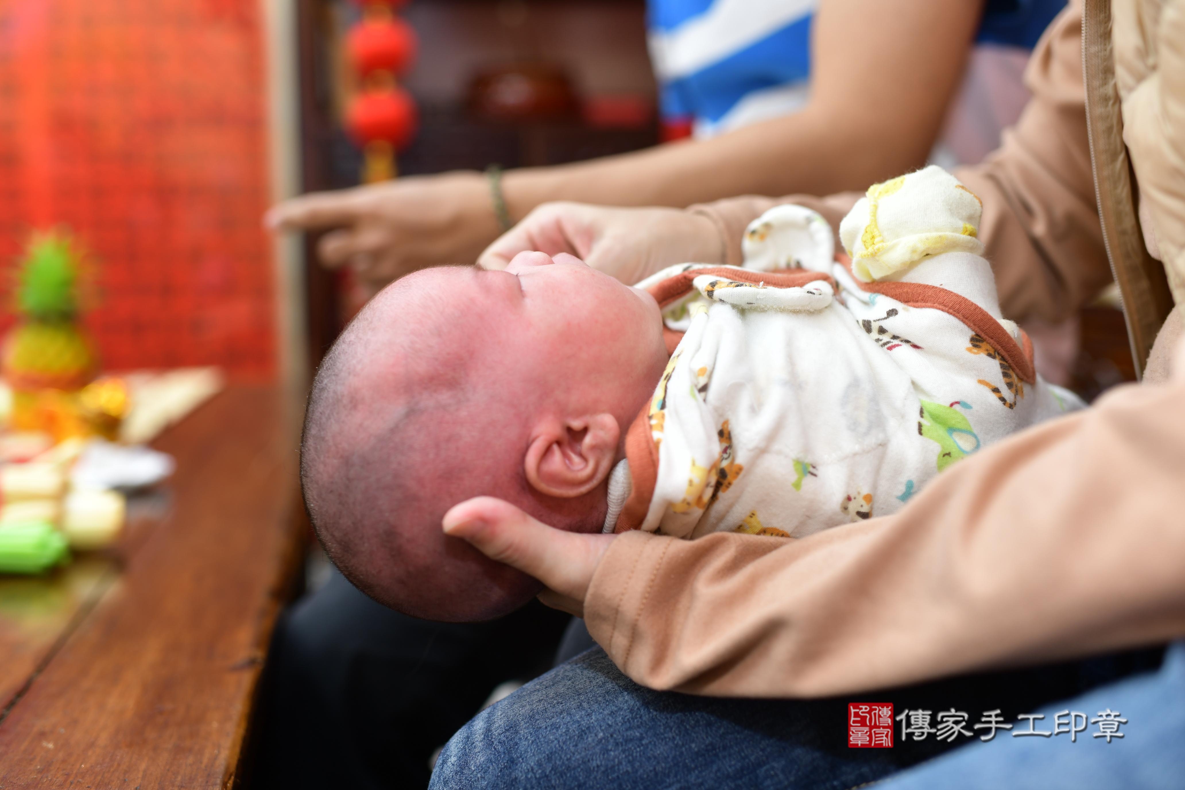 傳家手工印章台南店、抓周、度脺、中國風會場、傳家嬰兒古禮、吉祥話、抓周道具物品24種、拍照。抓周證書。寶寶抓周、滿周歲、生日快樂、祝福