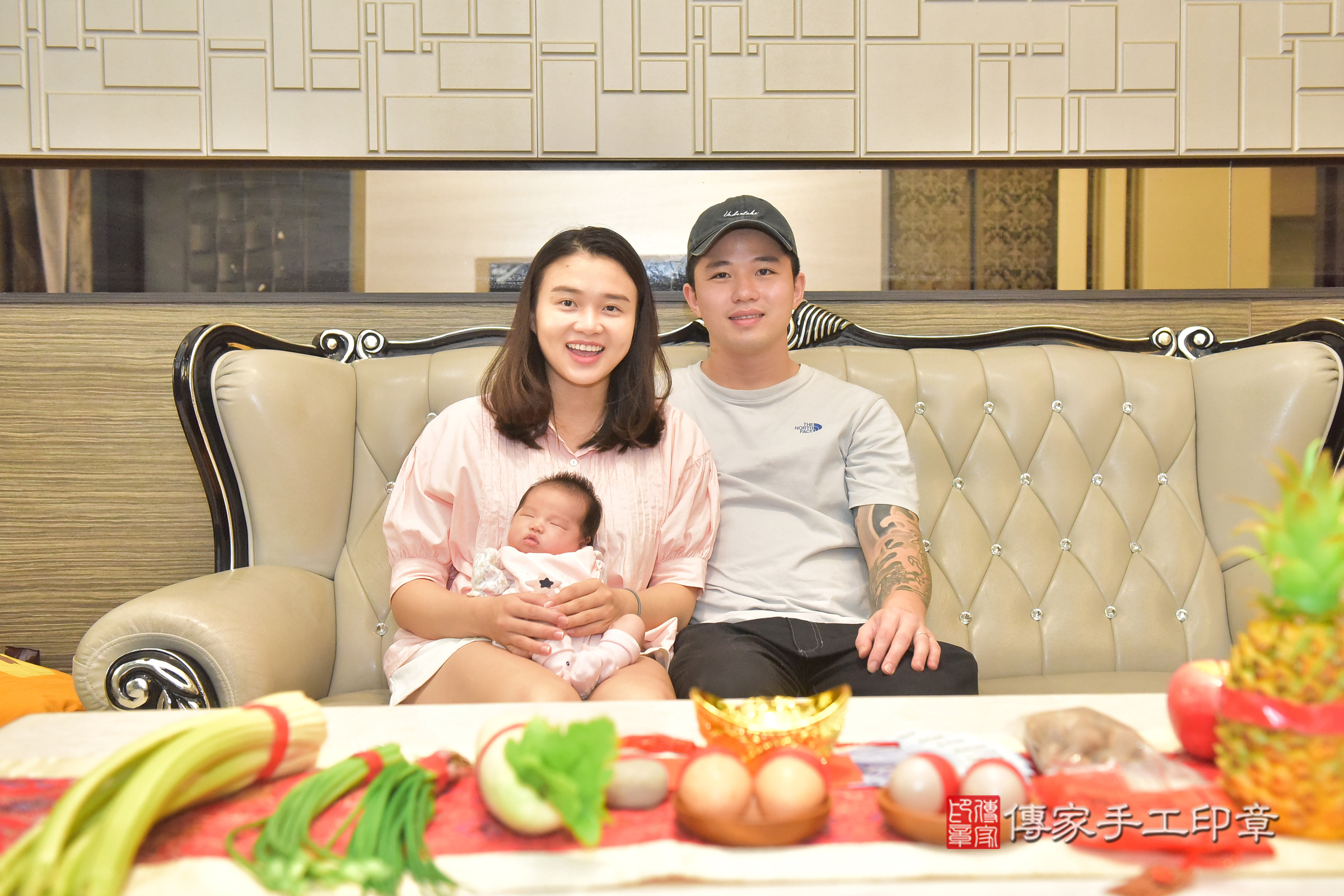 珉珉寶寶(台中市太平區到府嬰兒珉珉寶寶滿月剃頭理髮、到府嬰兒剃胎毛儀式吉祥話)。到府剃頭剃胎毛主持、專業拍照、證書。★購買「臍帶章、肚臍章、胎毛筆刷印章」贈送：剃頭、收涎、抓周，三選一。2024.11.2，照片1