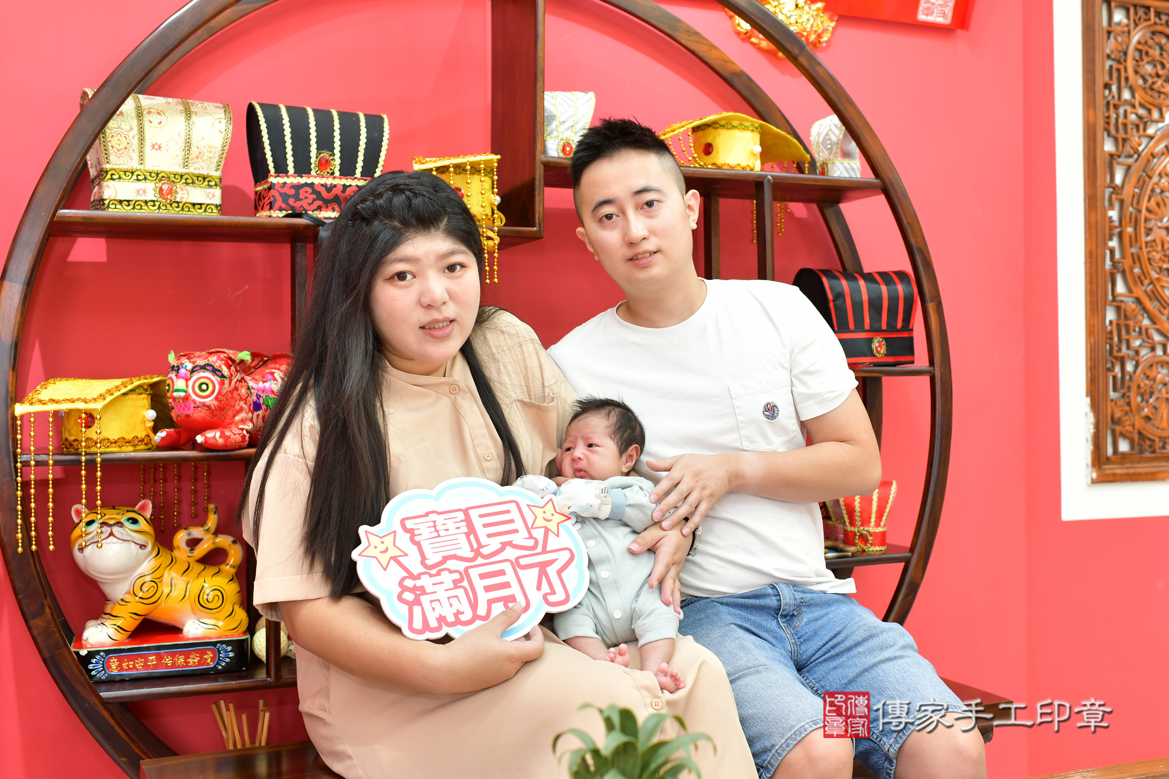 睿睿寶寶(台中市北區嬰兒寶寶滿月剃頭理髮、嬰兒剃胎毛儀式吉祥話)。中國風會場，爸媽寶貝穿「日中韓」古裝禮服。專業拍照、證書。★購買「臍帶章、肚臍章、胎毛筆刷印章」贈送：剃頭、收涎、抓周，三選一。2024.11.4，照片1