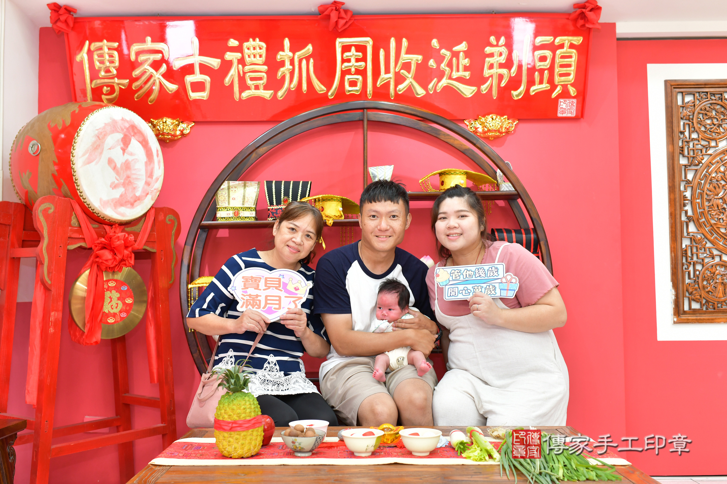 昕昕寶寶(台中市北區嬰兒寶寶滿月剃頭理髮、嬰兒剃胎毛儀式吉祥話)。中國風會場，爸媽寶貝穿「日中韓」古裝禮服。專業拍照、證書。★購買「臍帶章、肚臍章、胎毛筆刷印章」贈送：剃頭、收涎、抓周，三選一。2024.11.7，照片1