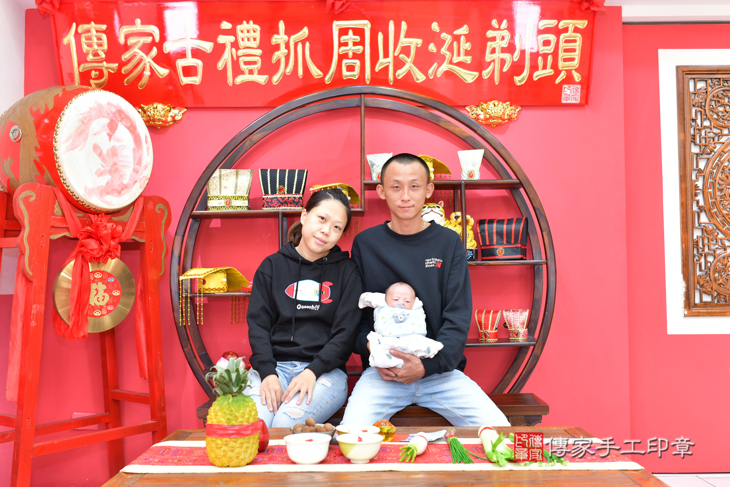 承承寶寶(台中市北區嬰兒寶寶滿月剃頭理髮、嬰兒剃胎毛儀式吉祥話)。中國風會場，爸媽寶貝穿「日中韓」古裝禮服。專業拍照、證書。★購買「臍帶章、肚臍章、胎毛筆刷印章」贈送：剃頭、收涎、抓周，三選一。2024.11.8，照片8