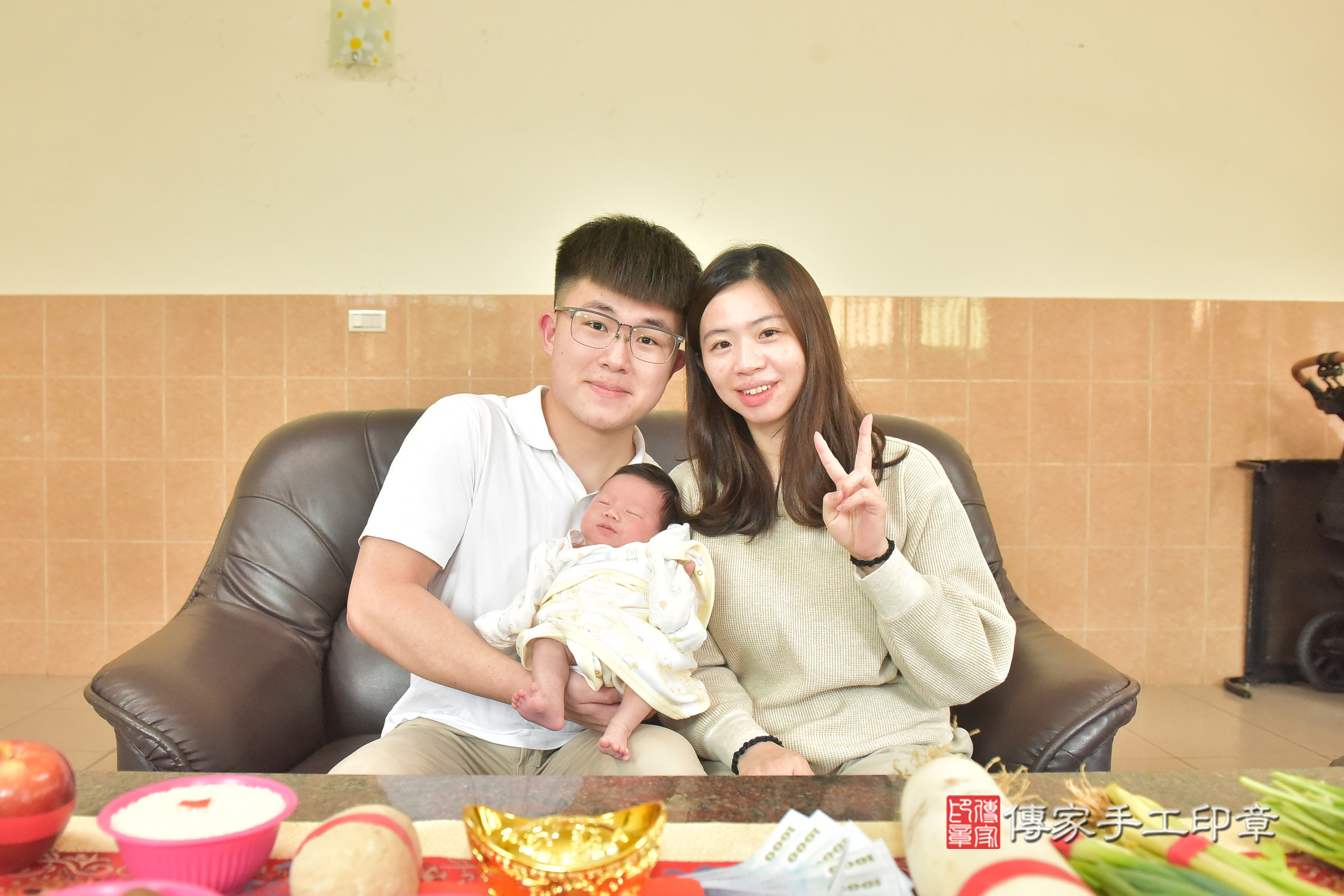 潼潼寶寶(南投縣到府嬰兒潼潼寶寶滿月剃頭理髮、到府嬰兒剃胎毛儀式吉祥話)。到府剃頭剃胎毛主持、專業拍照、證書。★購買「臍帶章、肚臍章、胎毛筆刷印章」贈送：剃頭、收涎、抓周，三選一。2024.11.8，照片1