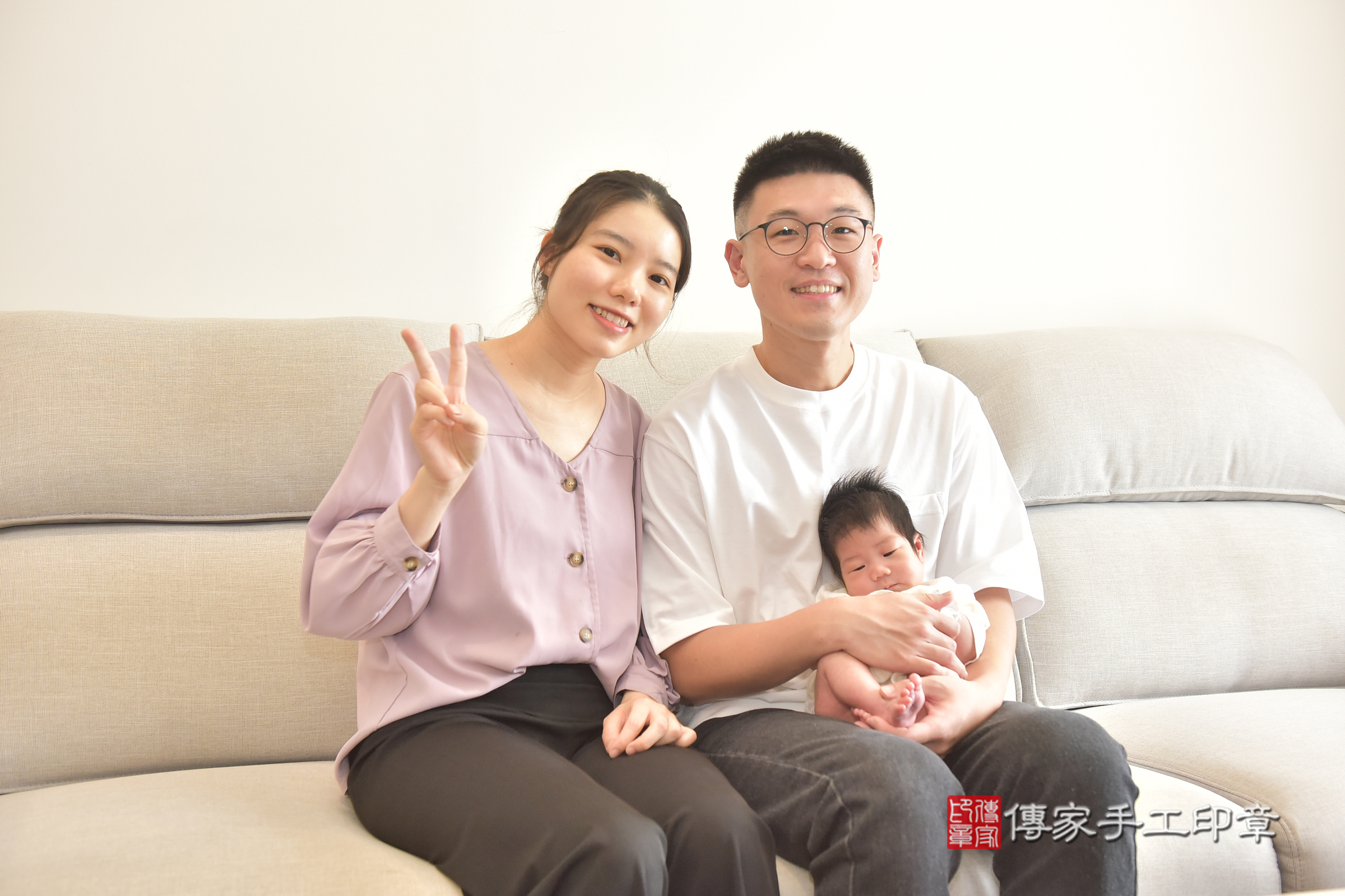 霏霏寶寶(台中市北屯區到府嬰兒霏霏寶寶滿月剃頭理髮、到府嬰兒剃胎毛儀式吉祥話)。到府剃頭剃胎毛主持、專業拍照、證書。★購買「臍帶章、肚臍章、胎毛筆刷印章」贈送：剃頭、收涎、抓周，三選一。2024.11.10，照片1