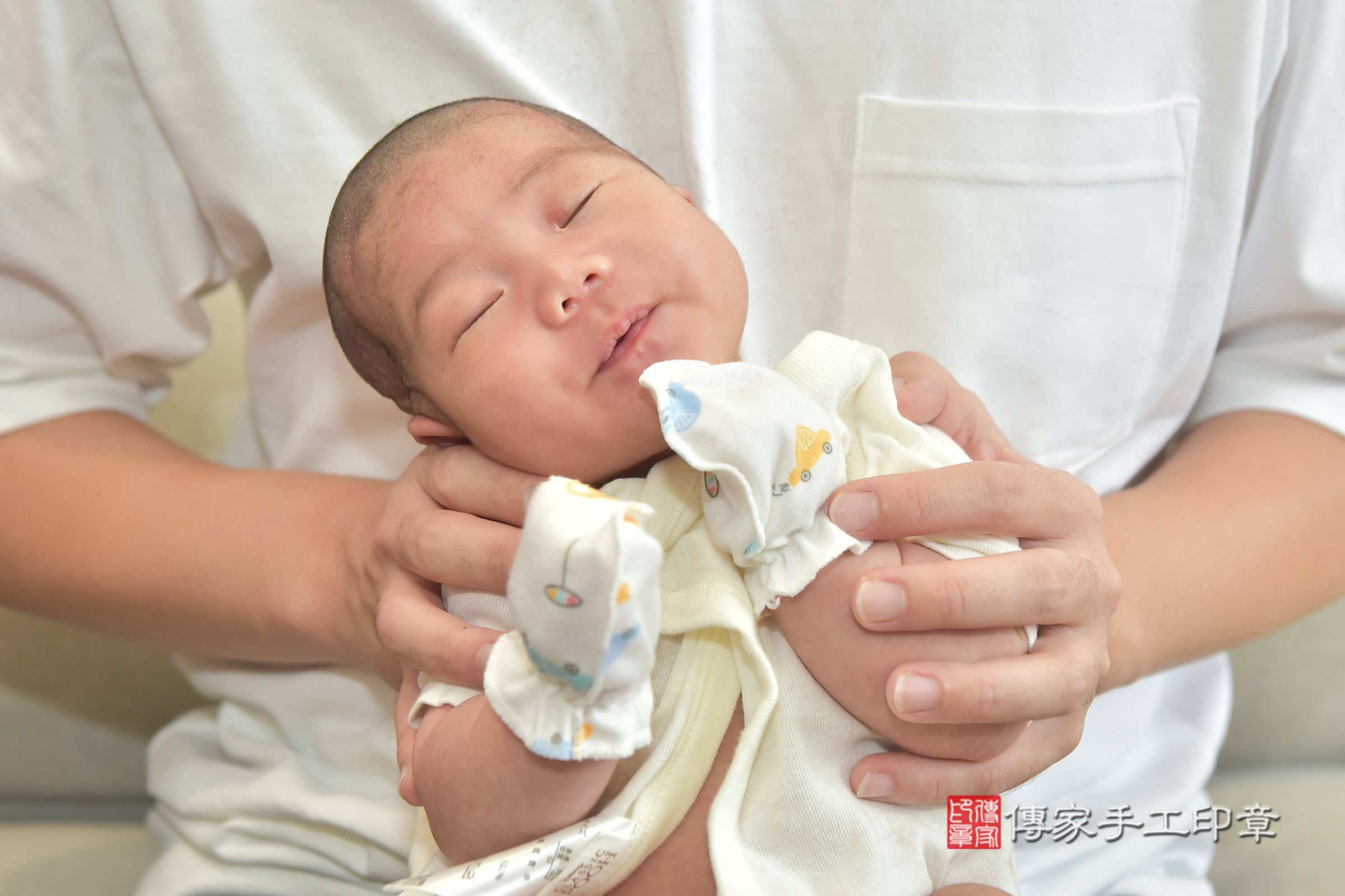 霏霏寶寶(台中市北屯區到府嬰兒霏霏寶寶滿月剃頭理髮、到府嬰兒剃胎毛儀式吉祥話)。到府剃頭剃胎毛主持、專業拍照、證書。★購買「臍帶章、肚臍章、胎毛筆刷印章」贈送：剃頭、收涎、抓周，三選一。2024.11.10，照片13