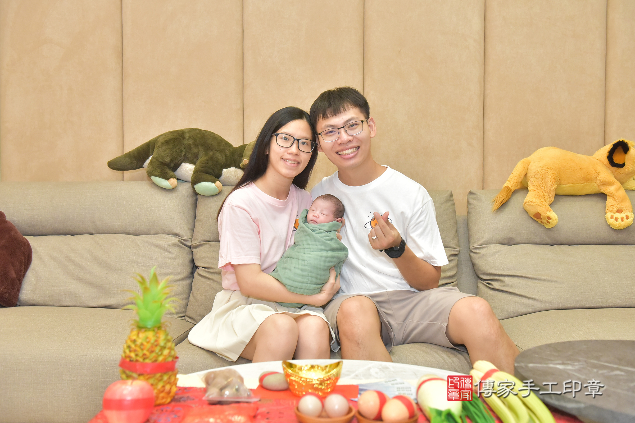 彤彤寶寶(台中市北屯區到府嬰兒彤彤寶寶滿月剃頭理髮、到府嬰兒剃胎毛儀式吉祥話)。到府剃頭剃胎毛主持、專業拍照、證書。★購買「臍帶章、肚臍章、胎毛筆刷印章」贈送：剃頭、收涎、抓周，三選一。2024.11.10，照片1