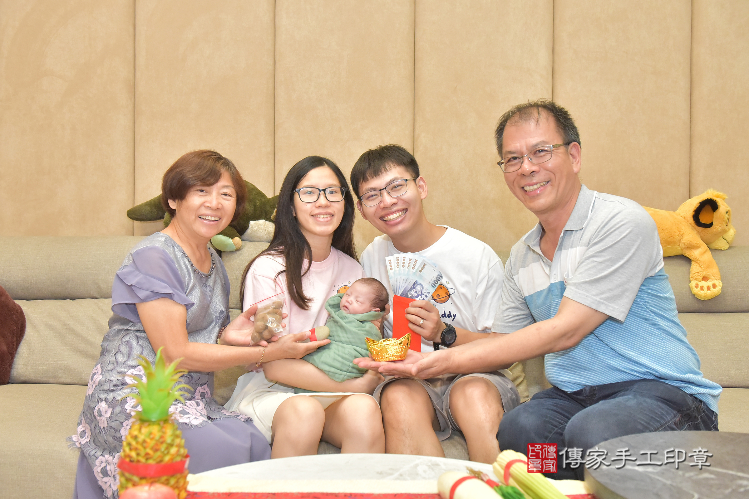 彤彤寶寶(台中市北屯區到府嬰兒彤彤寶寶滿月剃頭理髮、到府嬰兒剃胎毛儀式吉祥話)。到府剃頭剃胎毛主持、專業拍照、證書。★購買「臍帶章、肚臍章、胎毛筆刷印章」贈送：剃頭、收涎、抓周，三選一。2024.11.10，照片13