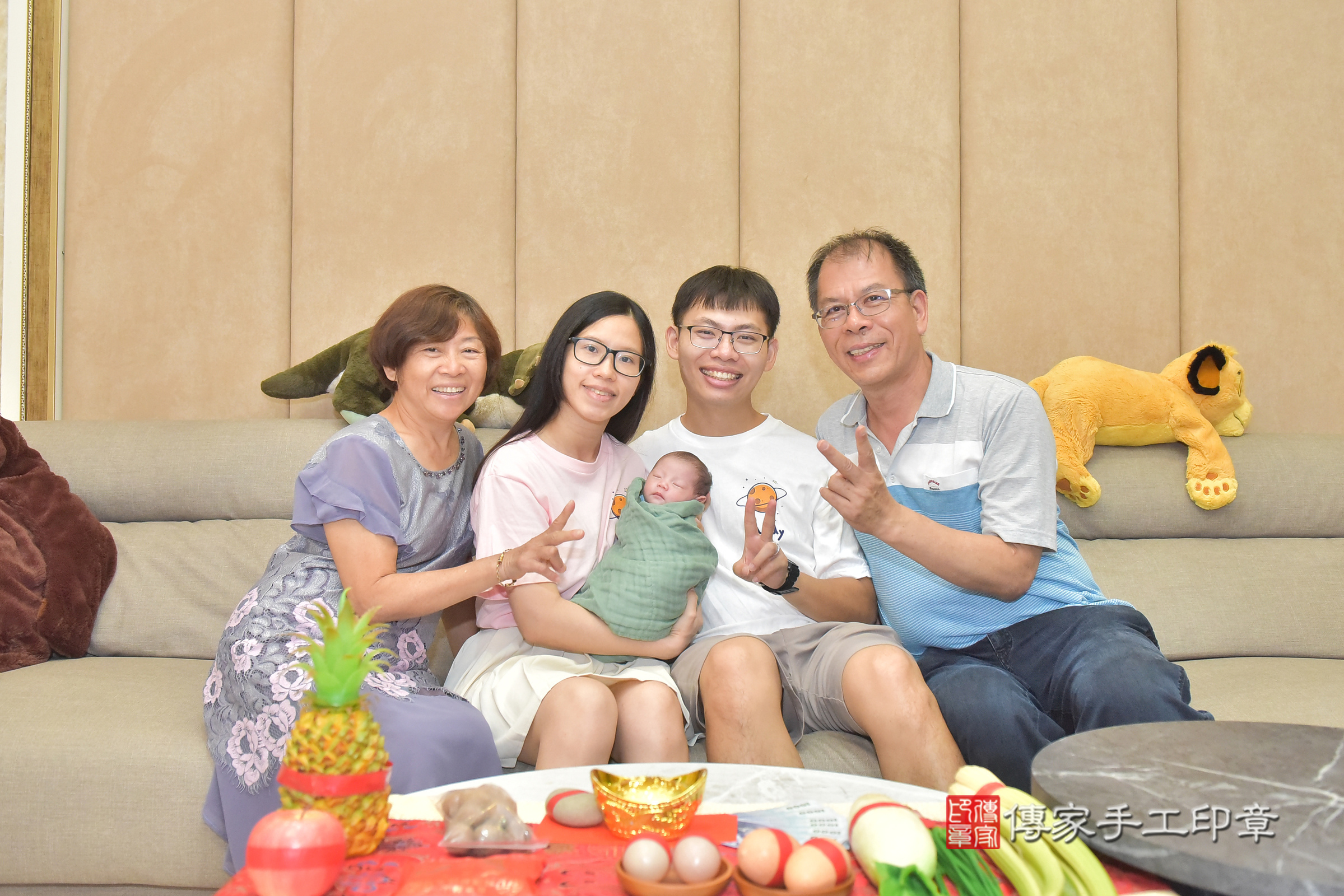 彤彤寶寶(台中市北屯區到府嬰兒彤彤寶寶滿月剃頭理髮、到府嬰兒剃胎毛儀式吉祥話)。到府剃頭剃胎毛主持、專業拍照、證書。★購買「臍帶章、肚臍章、胎毛筆刷印章」贈送：剃頭、收涎、抓周，三選一。2024.11.10，照片2