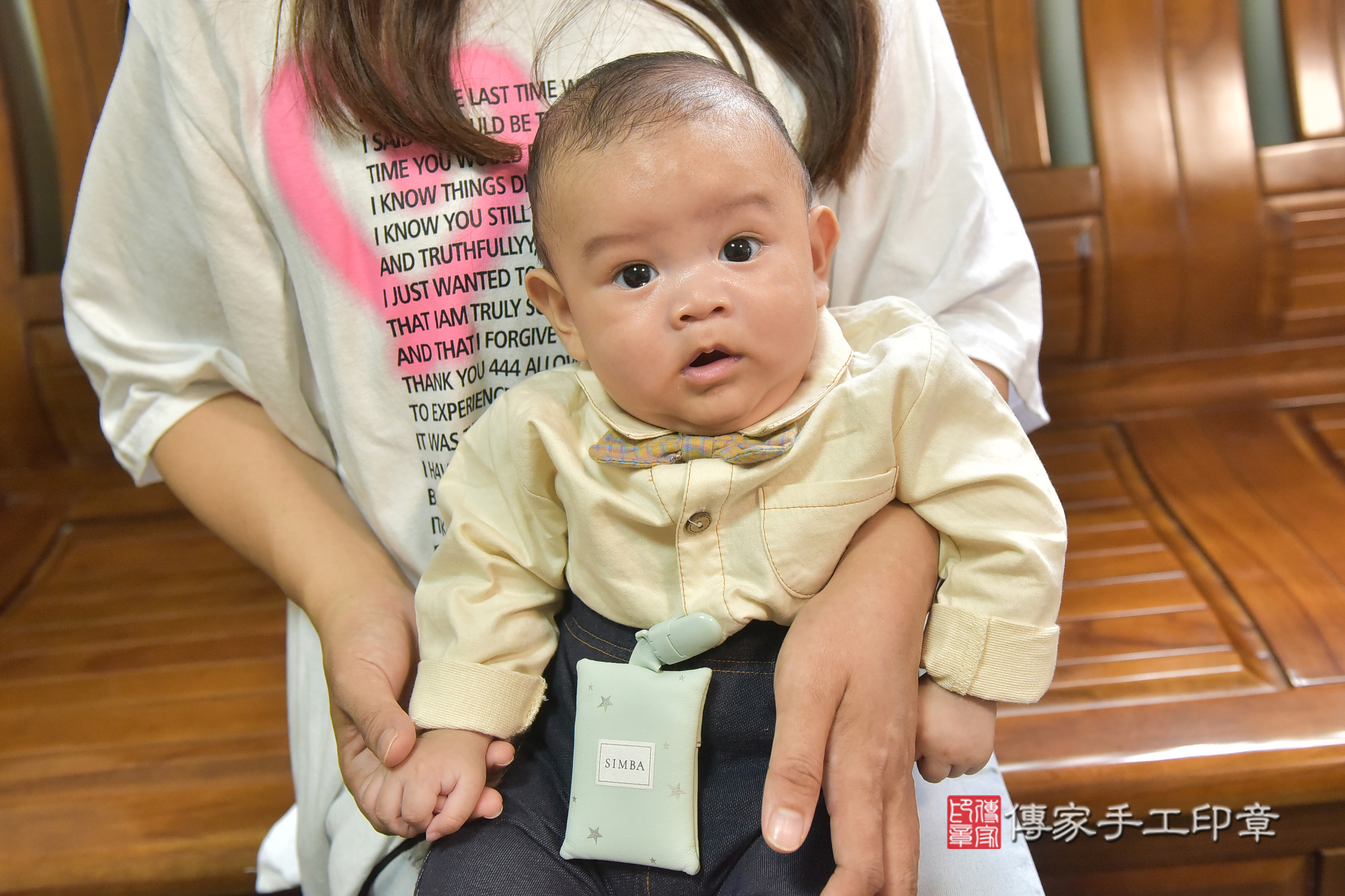 小宇寶寶(台中市豐原區到府嬰兒小宇寶寶滿月剃頭理髮、到府嬰兒剃胎毛儀式吉祥話)。到府剃頭剃胎毛主持、專業拍照、證書。★購買「臍帶章、肚臍章、胎毛筆刷印章」贈送：剃頭、收涎、抓周，三選一。2024.11.16，照片1