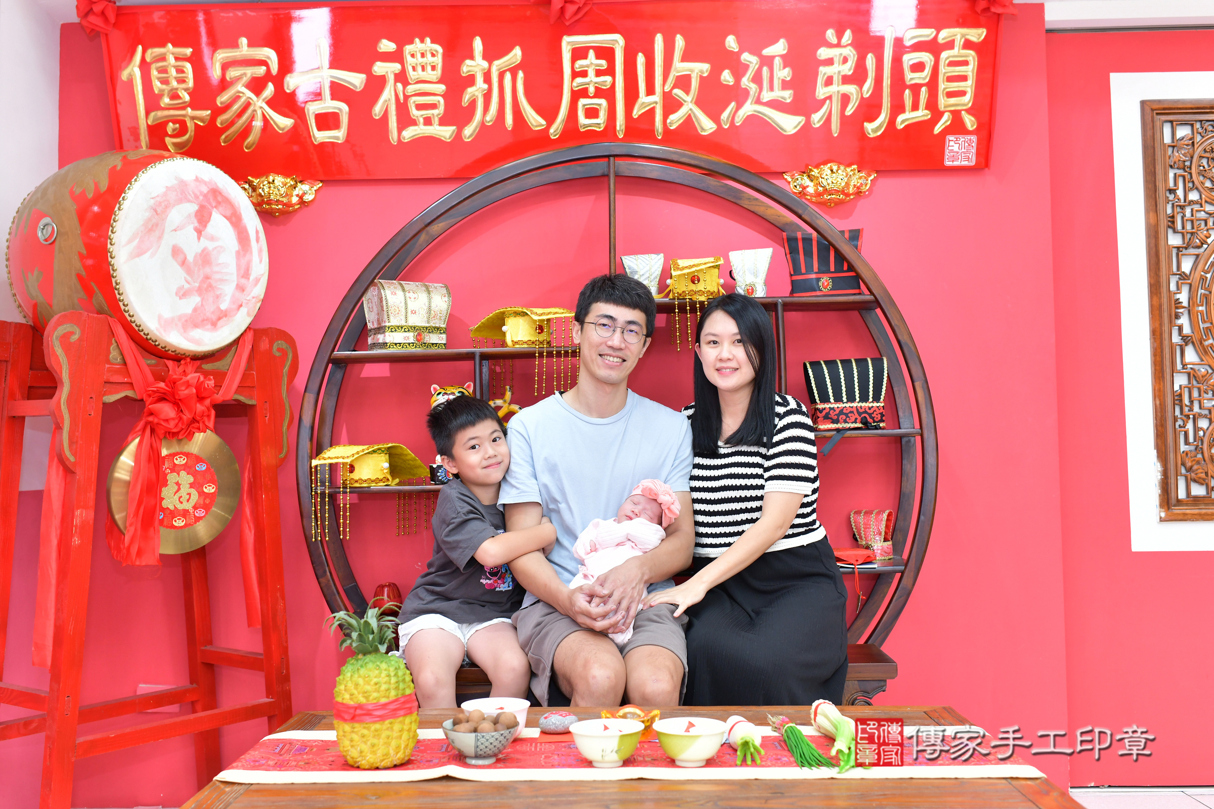 小羽寶寶(台中市北區嬰兒寶寶滿月剃頭理髮、嬰兒剃胎毛儀式吉祥話)。中國風會場，爸媽寶貝穿「日中韓」古裝禮服。專業拍照、證書。★購買「臍帶章、肚臍章、胎毛筆刷印章」贈送：剃頭、收涎、抓周，三選一。2024.11.17，照片1