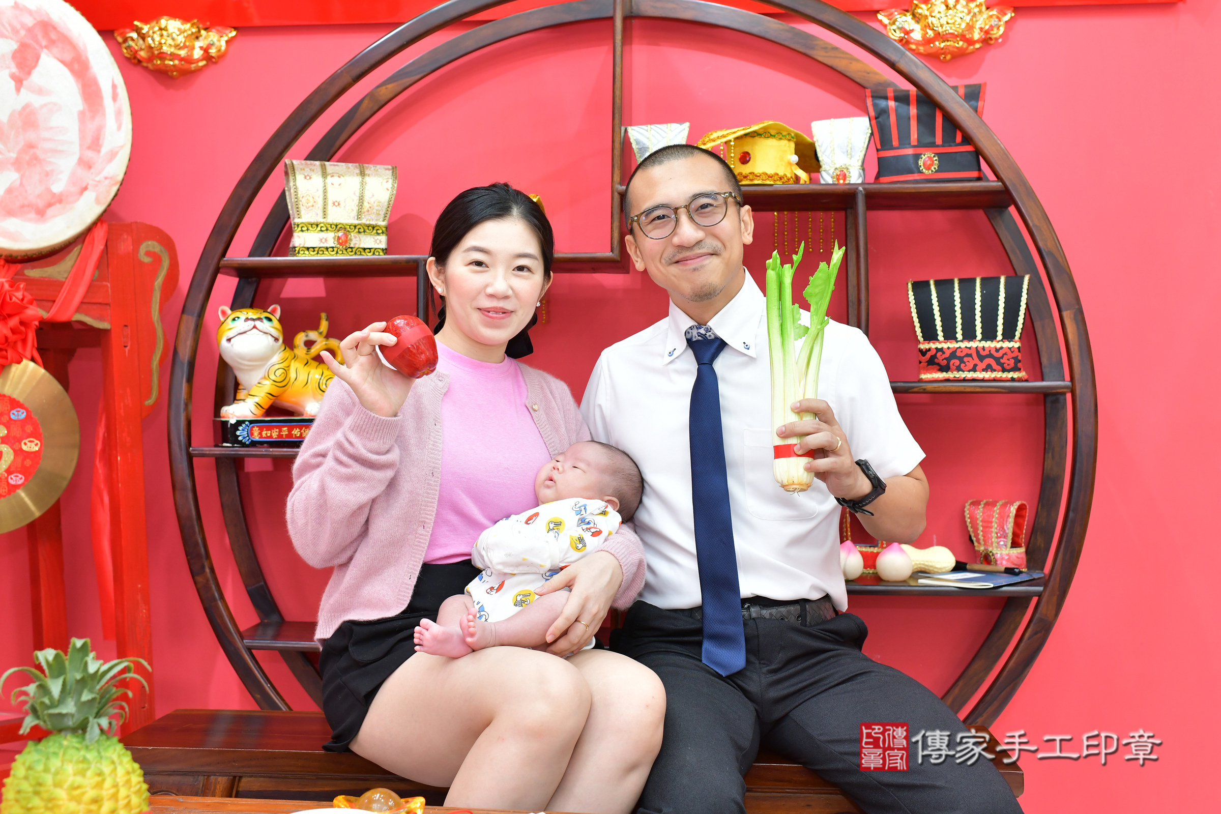 小墨寶寶(台中市北區嬰兒寶寶滿月剃頭理髮、嬰兒剃胎毛儀式吉祥話)。中國風會場，爸媽寶貝穿「日中韓」古裝禮服。專業拍照、證書。★購買「臍帶章、肚臍章、胎毛筆刷印章」贈送：剃頭、收涎、抓周，三選一。2024.11.21，照片5
