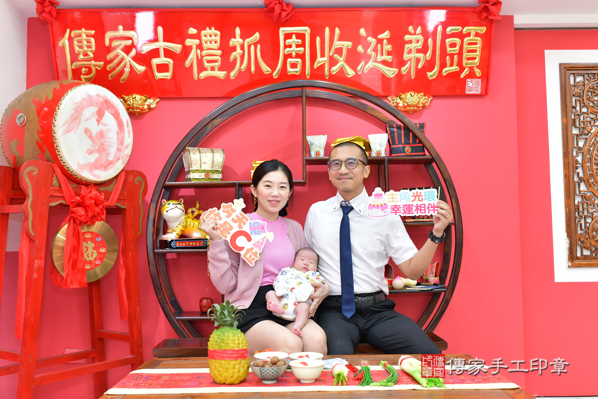 小墨寶寶(台中市北區嬰兒寶寶滿月剃頭理髮、嬰兒剃胎毛儀式吉祥話)。中國風會場，爸媽寶貝穿「日中韓」古裝禮服。專業拍照、證書。★購買「臍帶章、肚臍章、胎毛筆刷印章」贈送：剃頭、收涎、抓周，三選一。2024.11.21，照片1