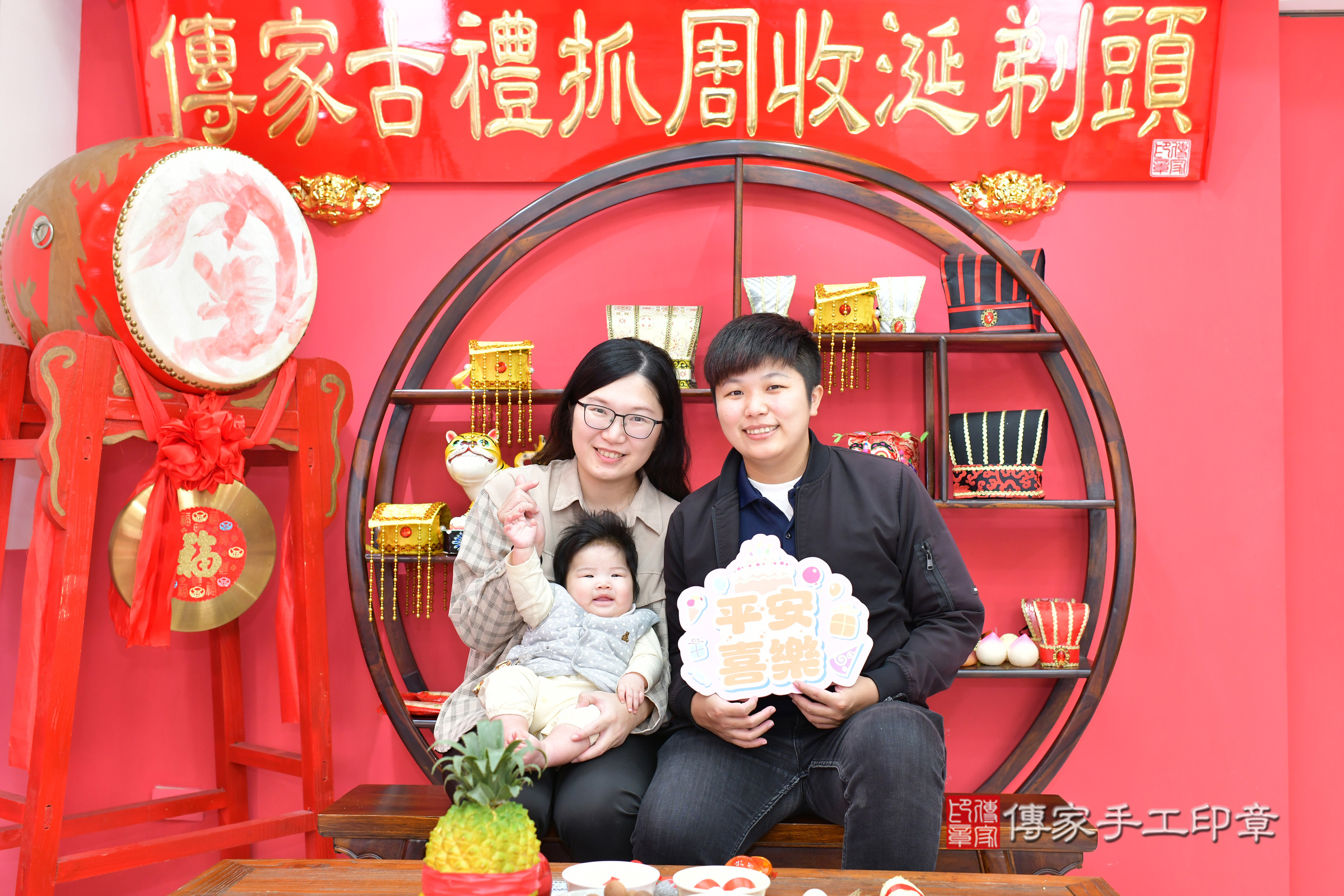 小靚寶寶(台中市北區嬰兒寶寶滿月剃頭理髮、嬰兒剃胎毛儀式吉祥話)。中國風會場，爸媽寶貝穿「日中韓」古裝禮服。專業拍照、證書。★購買「臍帶章、肚臍章、胎毛筆刷印章」贈送：剃頭、收涎、抓周，三選一。2024.11.27，照片1