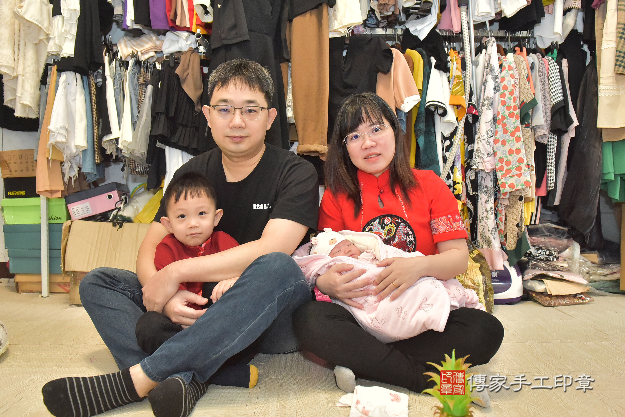 小妤寶寶(彰化縣到府嬰兒小妤寶寶滿月剃頭理髮、到府嬰兒剃胎毛儀式吉祥話)。到府剃頭剃胎毛主持、專業拍照、證書。★購買「臍帶章、肚臍章、胎毛筆刷印章」贈送：剃頭、收涎、抓周，三選一。2024.11.29，照片1