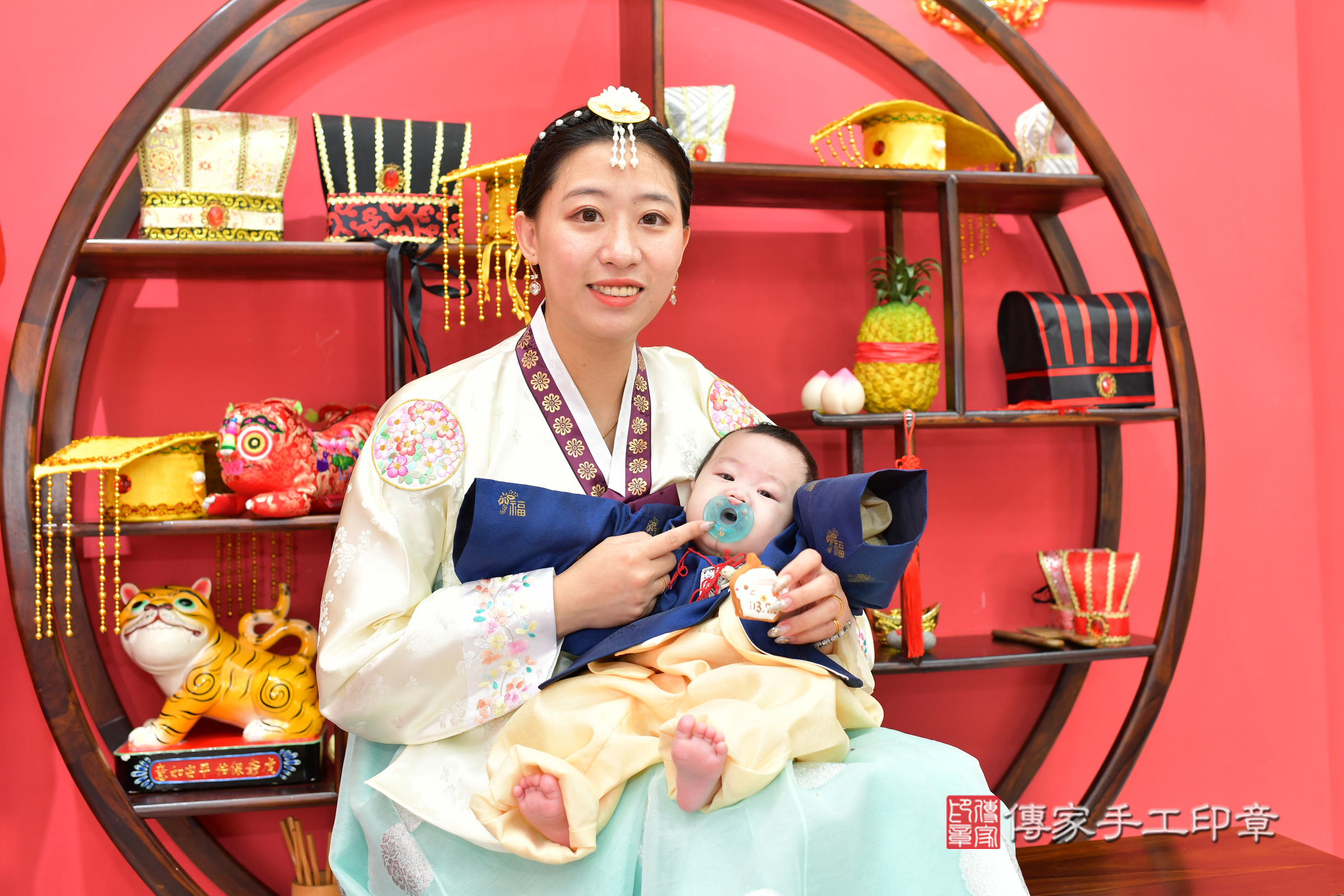 台中市北區小杰寶寶收涎推薦:傳家台中店收涎中國風會場,嬰兒古禮收涎收口水流程儀式、收涎吉祥話、收涎餅乾、收涎拍照。收涎證書。2024.11.4,照片17 台中市北區小杰寶寶收涎推薦:傳家台中店收涎中國風會場,嬰兒古禮收涎收口水流程儀式、收涎吉祥話、收涎餅乾、收涎拍照。收涎證書。2024.11.4,照片17