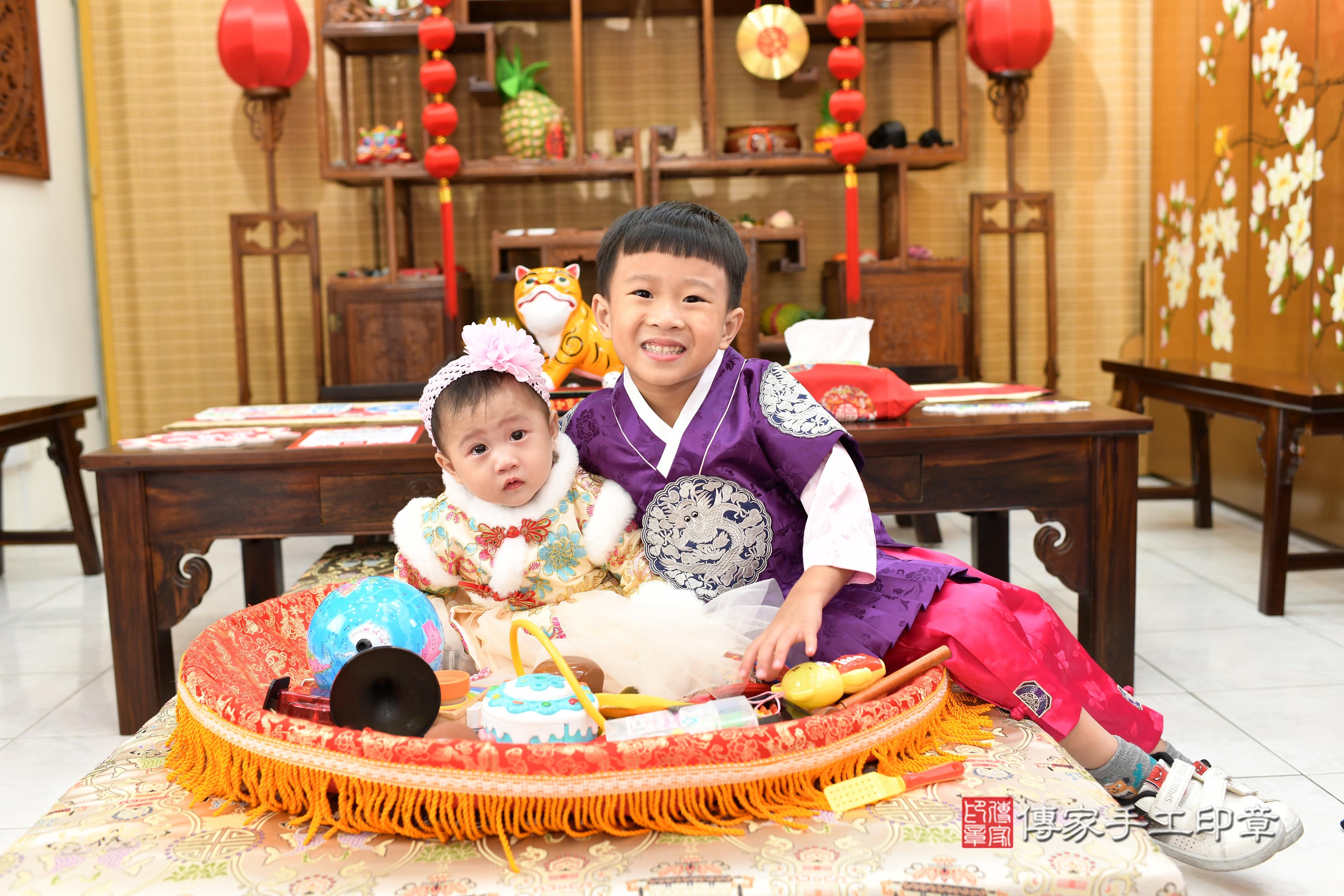 傳家手工印章台南店、抓周、度脺、中國風會場、傳家嬰兒古禮、吉祥話、抓周道具物品24種、拍照。抓周證書。寶寶抓周、滿周歲、生日快樂、祝福 傳家手工印章台南店、抓周、度脺、中國風會場、傳家嬰兒古禮、吉祥話、抓周道具物品24種、拍照。抓周證書。寶寶抓周、滿周歲、生日快樂、祝福