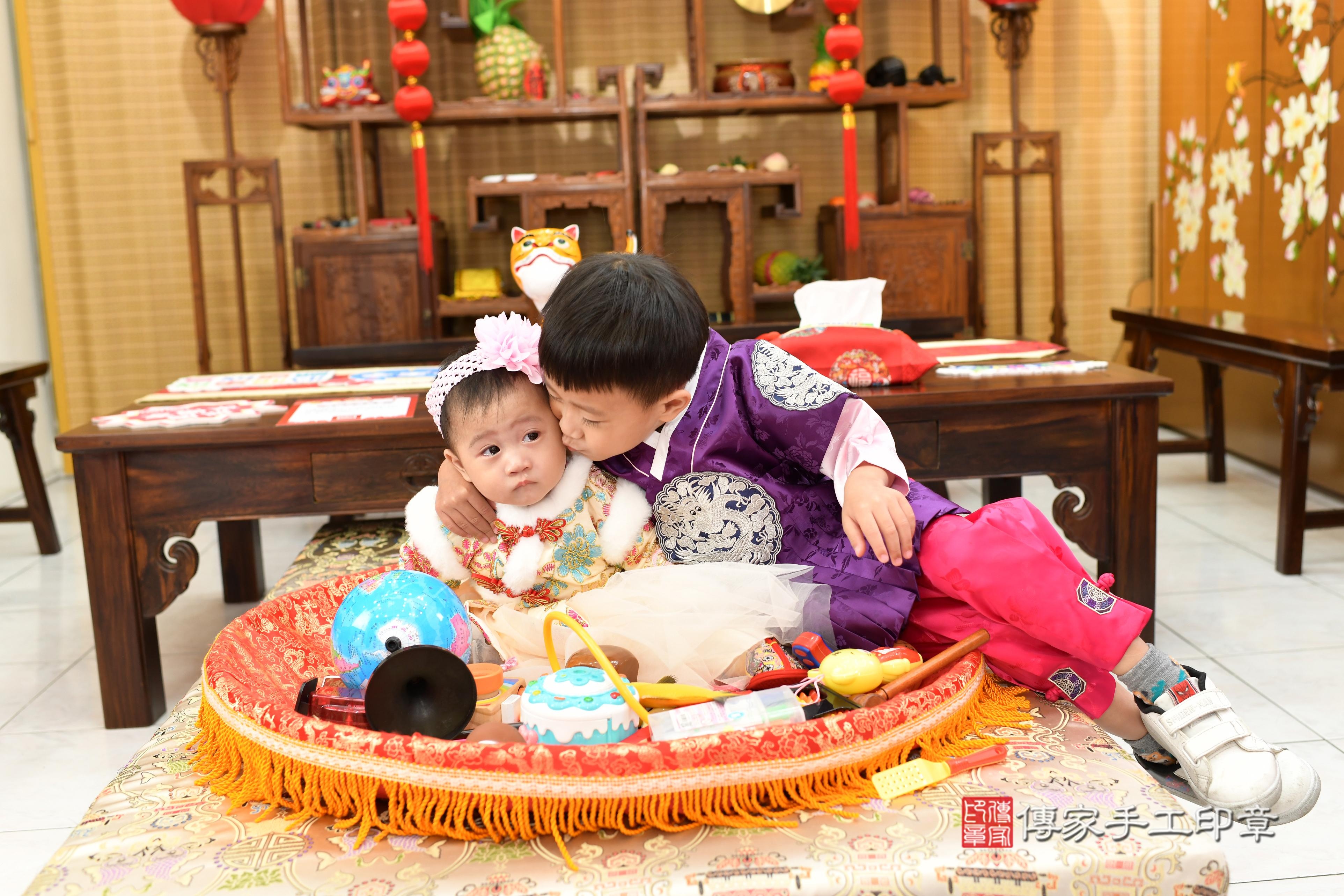 傳家手工印章台南店、抓周、度脺、中國風會場、傳家嬰兒古禮、吉祥話、抓周道具物品24種、拍照。抓周證書。寶寶抓周、滿周歲、生日快樂、祝福 傳家手工印章台南店、抓周、度脺、中國風會場、傳家嬰兒古禮、吉祥話、抓周道具物品24種、拍照。抓周證書。寶寶抓周、滿周歲、生日快樂、祝福