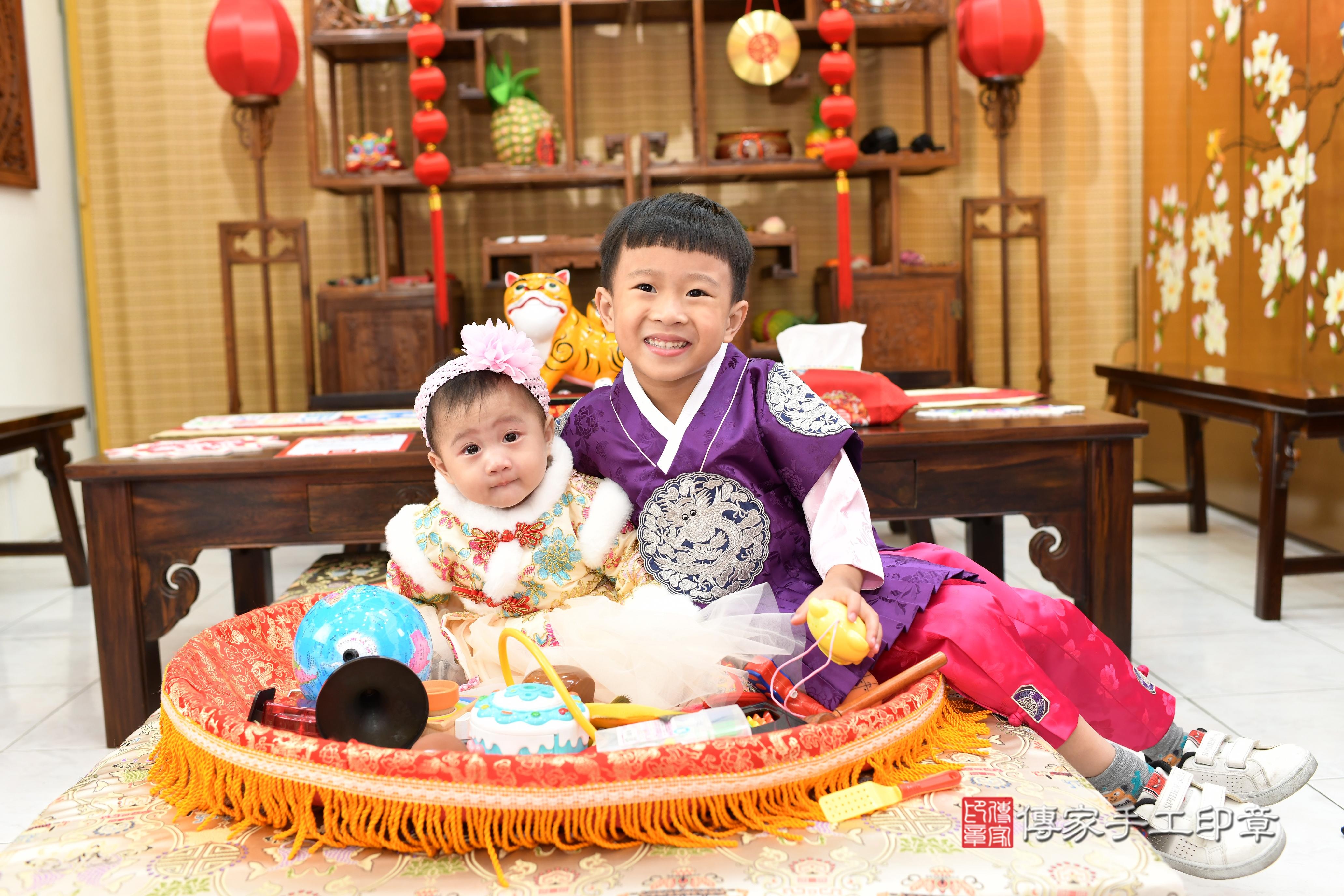 傳家手工印章台南店、抓周、度脺、中國風會場、傳家嬰兒古禮、吉祥話、抓周道具物品24種、拍照。抓周證書。寶寶抓周、滿周歲、生日快樂、祝福 傳家手工印章台南店、抓周、度脺、中國風會場、傳家嬰兒古禮、吉祥話、抓周道具物品24種、拍照。抓周證書。寶寶抓周、滿周歲、生日快樂、祝福