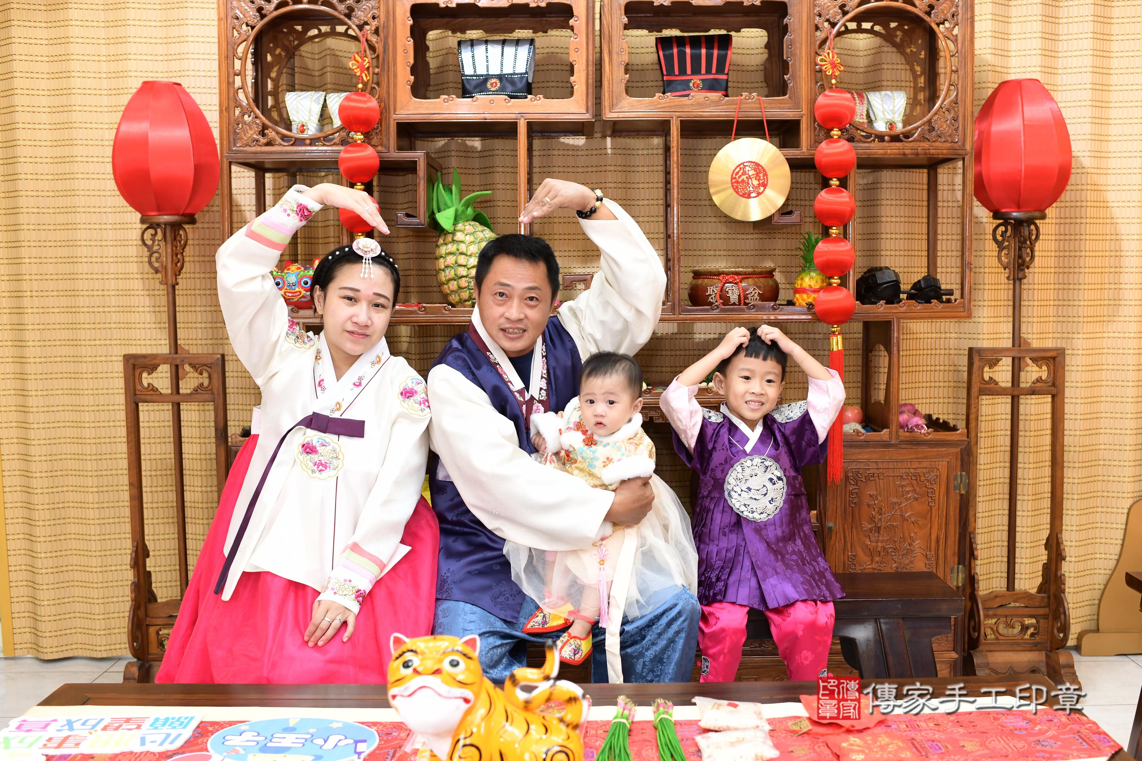 傳家手工印章台南店、抓周、度脺、中國風會場、傳家嬰兒古禮、吉祥話、抓周道具物品24種、拍照。抓周證書。寶寶抓周、滿周歲、生日快樂、祝福