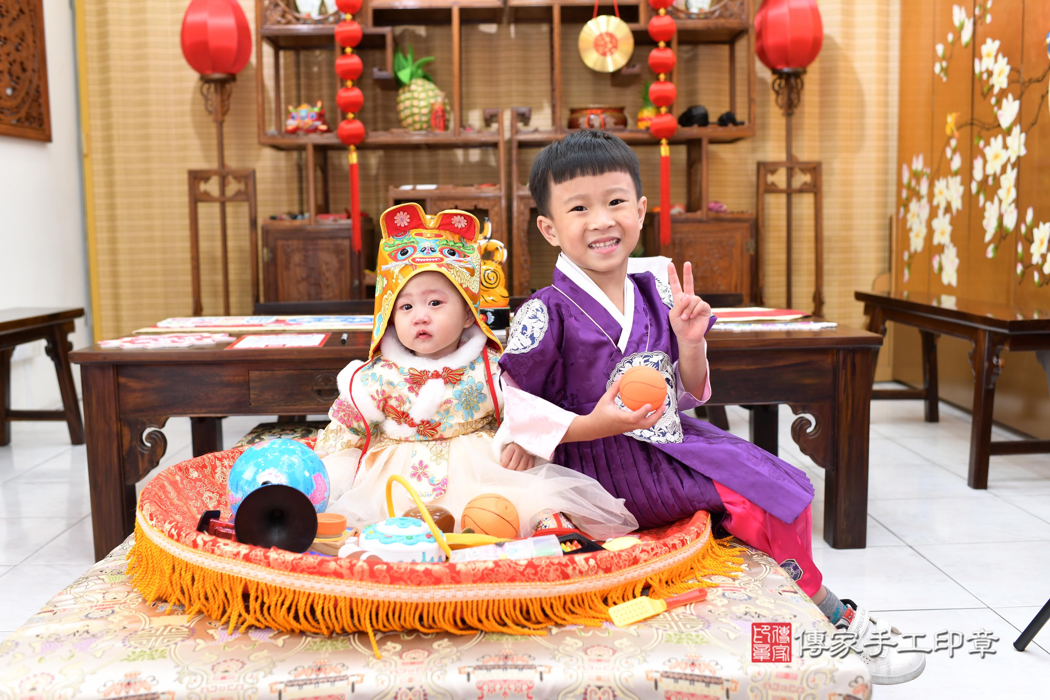 傳家手工印章台南店、抓周、度脺、中國風會場、傳家嬰兒古禮、吉祥話、抓周道具物品24種、拍照。抓周證書。寶寶抓周、滿周歲、生日快樂、祝福 傳家手工印章台南店、抓周、度脺、中國風會場、傳家嬰兒古禮、吉祥話、抓周道具物品24種、拍照。抓周證書。寶寶抓周、滿周歲、生日快樂、祝福
