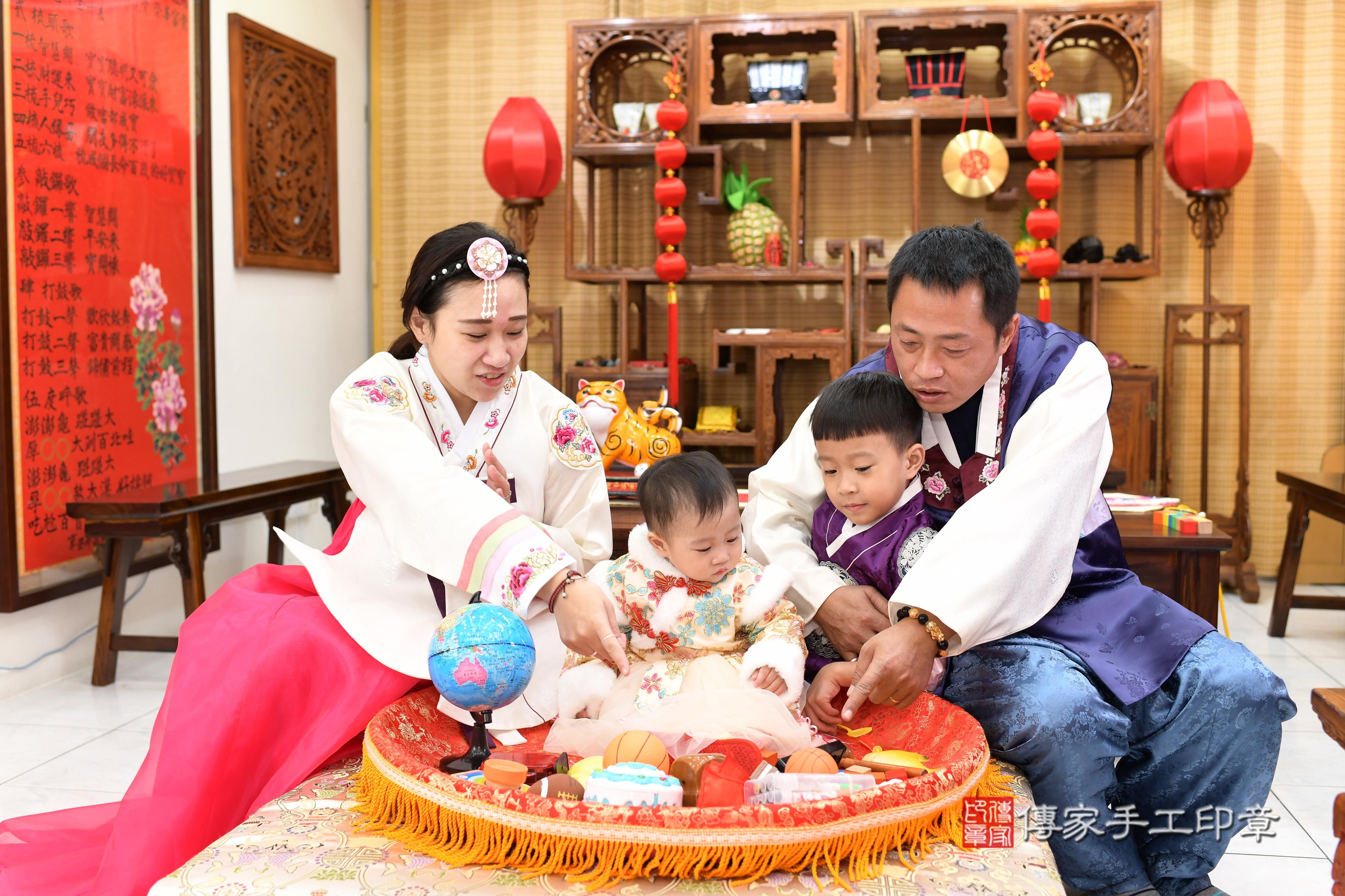 傳家手工印章台南店、抓周、度脺、中國風會場、傳家嬰兒古禮、吉祥話、抓周道具物品24種、拍照。抓周證書。寶寶抓周、滿周歲、生日快樂、祝福 傳家手工印章台南店、抓周、度脺、中國風會場、傳家嬰兒古禮、吉祥話、抓周道具物品24種、拍照。抓周證書。寶寶抓周、滿周歲、生日快樂、祝福