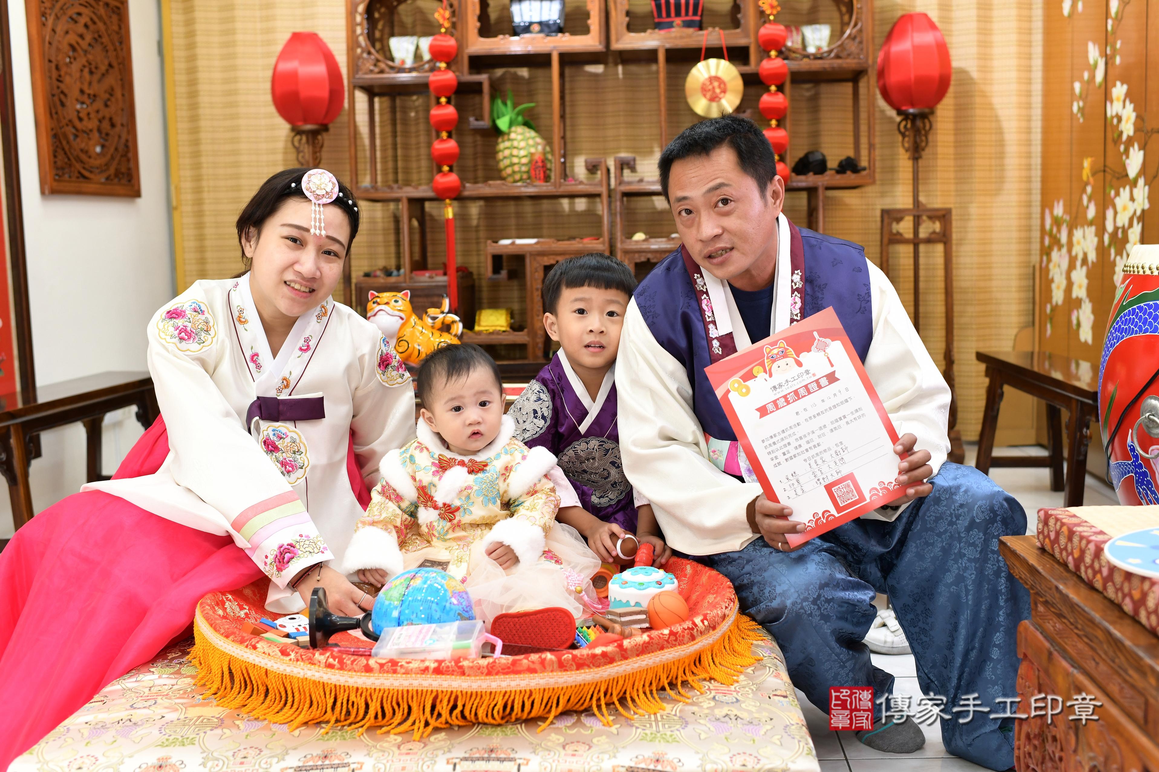 傳家手工印章台南店、抓周、度脺、中國風會場、傳家嬰兒古禮、吉祥話、抓周道具物品24種、拍照。抓周證書。寶寶抓周、滿周歲、生日快樂、祝福 傳家手工印章台南店、抓周、度脺、中國風會場、傳家嬰兒古禮、吉祥話、抓周道具物品24種、拍照。抓周證書。寶寶抓周、滿周歲、生日快樂、祝福