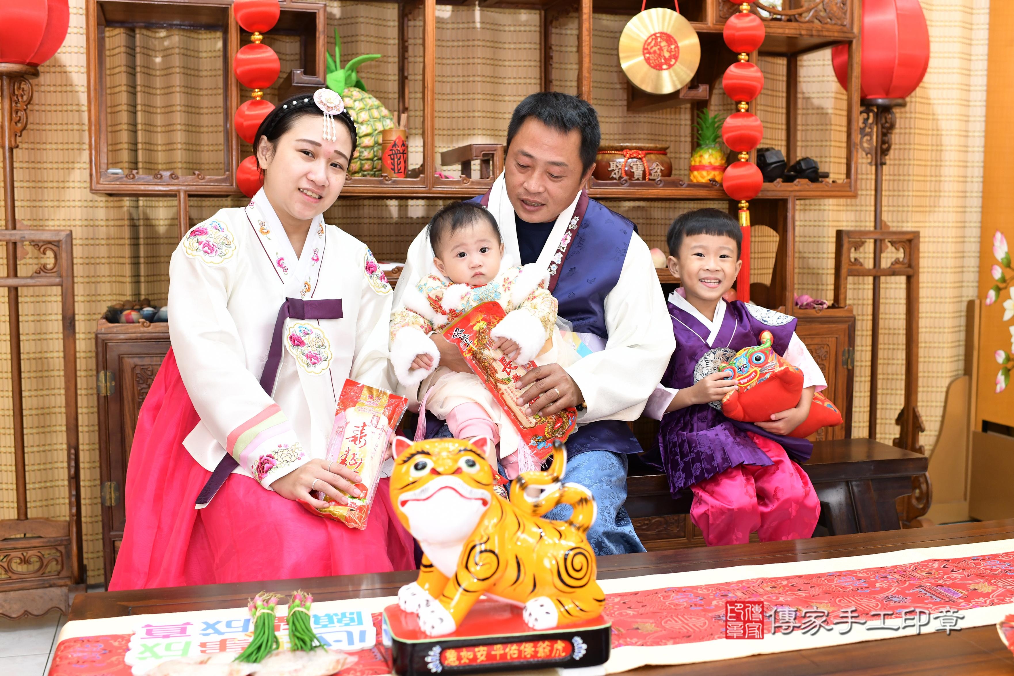 傳家手工印章台南店、抓周、度脺、中國風會場、傳家嬰兒古禮、吉祥話、抓周道具物品24種、拍照。抓周證書。寶寶抓周、滿周歲、生日快樂、祝福 傳家手工印章台南店、抓周、度脺、中國風會場、傳家嬰兒古禮、吉祥話、抓周道具物品24種、拍照。抓周證書。寶寶抓周、滿周歲、生日快樂、祝福