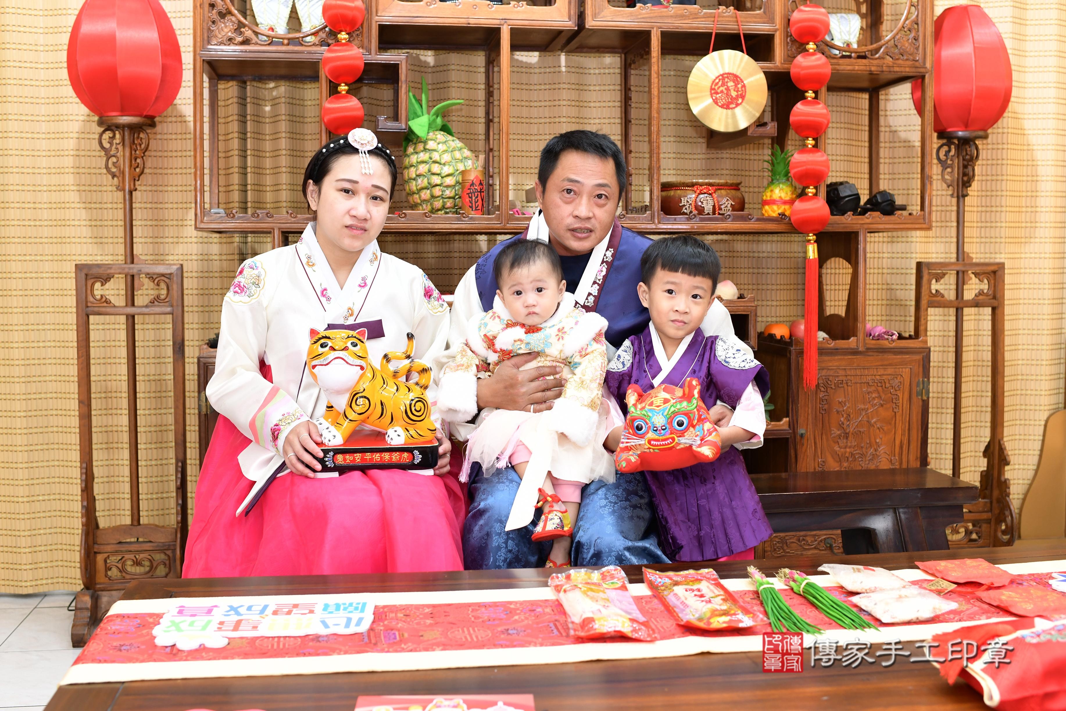 傳家手工印章台南店、抓周、度脺、中國風會場、傳家嬰兒古禮、吉祥話、抓周道具物品24種、拍照。抓周證書。寶寶抓周、滿周歲、生日快樂、祝福 傳家手工印章台南店、抓周、度脺、中國風會場、傳家嬰兒古禮、吉祥話、抓周道具物品24種、拍照。抓周證書。寶寶抓周、滿周歲、生日快樂、祝福