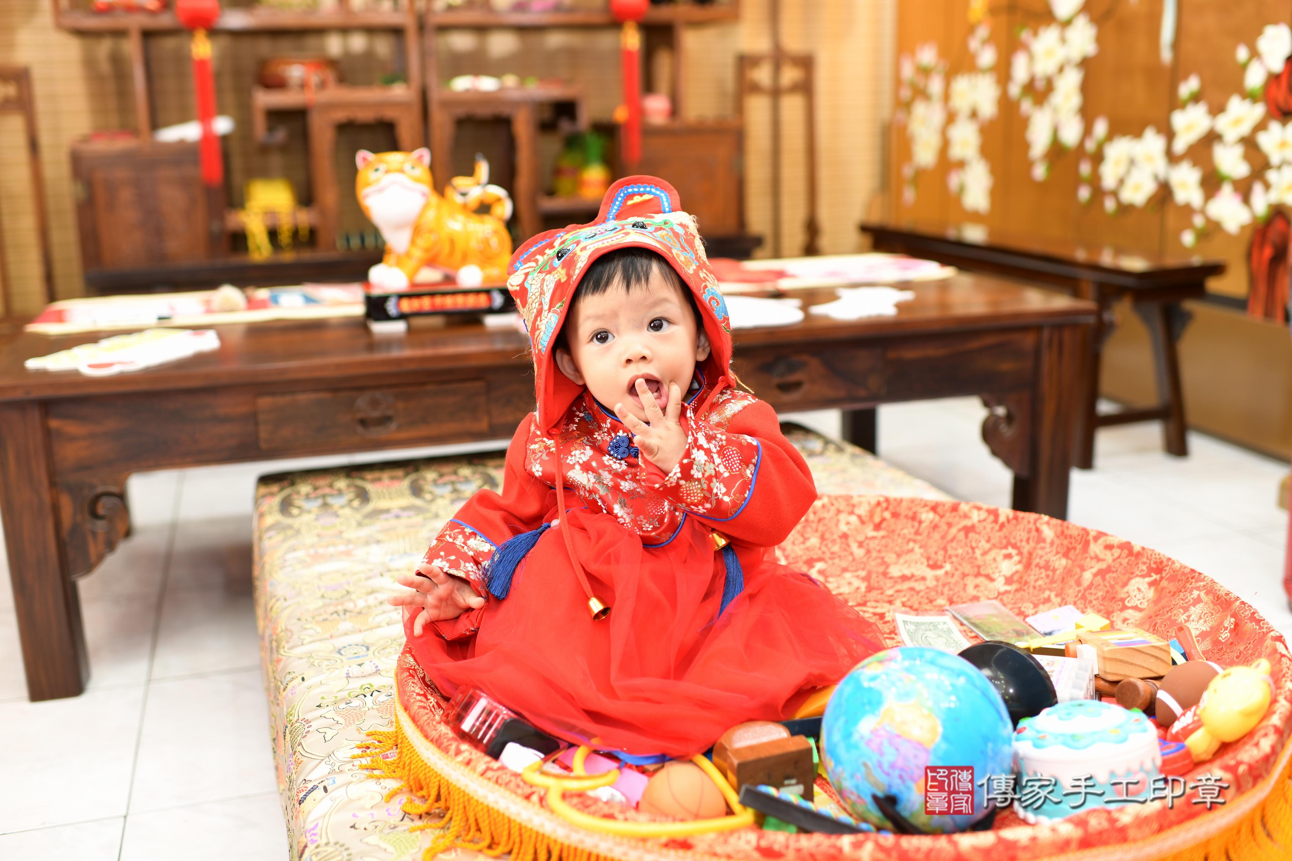 傳家手工印章台南店、抓周、度脺、中國風會場、傳家嬰兒古禮、吉祥話、抓周道具物品24種、拍照。抓周證書。寶寶抓周、滿周歲、生日快樂、祝福 傳家手工印章台南店、抓周、度脺、中國風會場、傳家嬰兒古禮、吉祥話、抓周道具物品24種、拍照。抓周證書。寶寶抓周、滿周歲、生日快樂、祝福