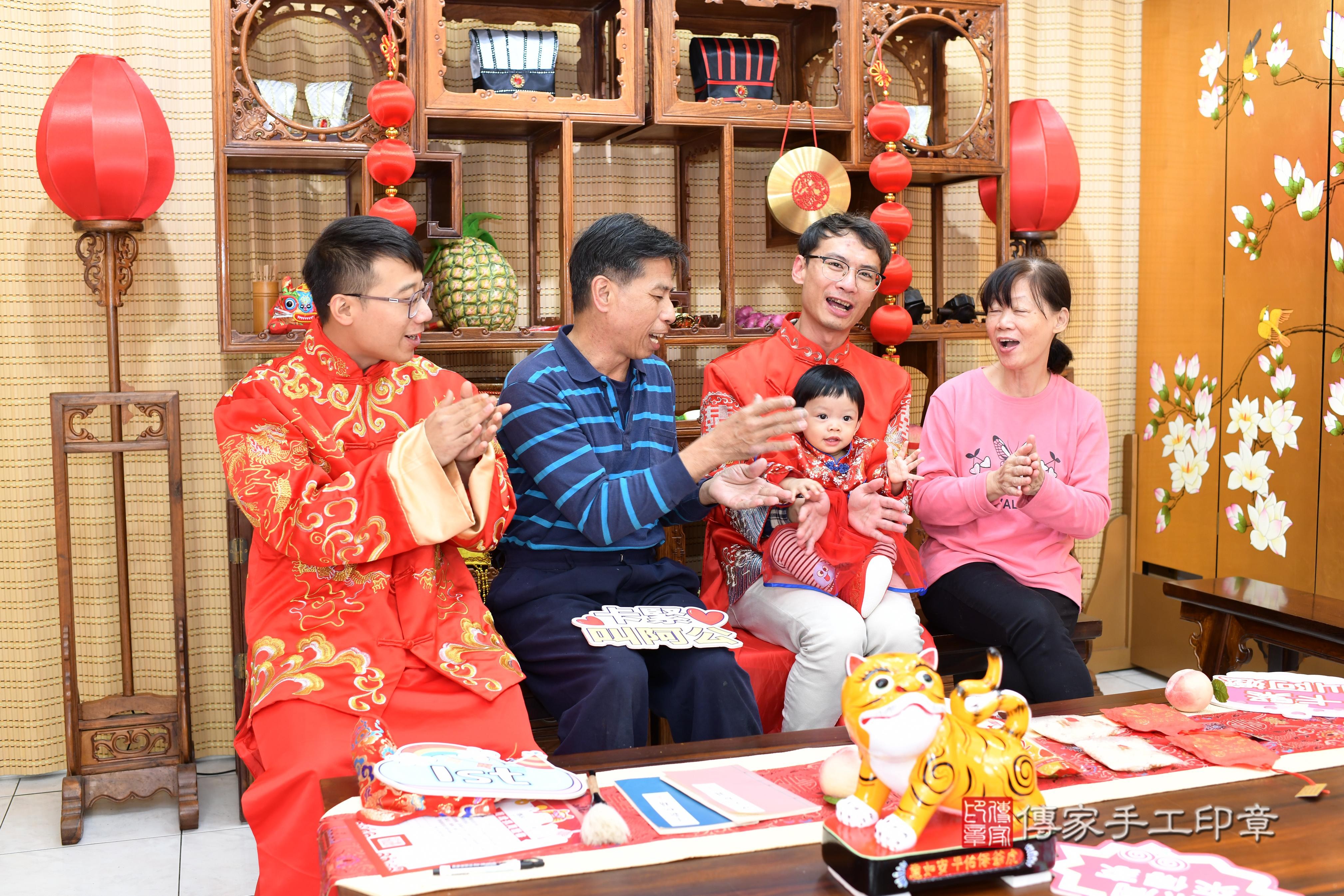 傳家手工印章台南店、抓周、度脺、中國風會場、傳家嬰兒古禮、吉祥話、抓周道具物品24種、拍照。抓周證書。寶寶抓周、滿周歲、生日快樂、祝福 傳家手工印章台南店、抓周、度脺、中國風會場、傳家嬰兒古禮、吉祥話、抓周道具物品24種、拍照。抓周證書。寶寶抓周、滿周歲、生日快樂、祝福