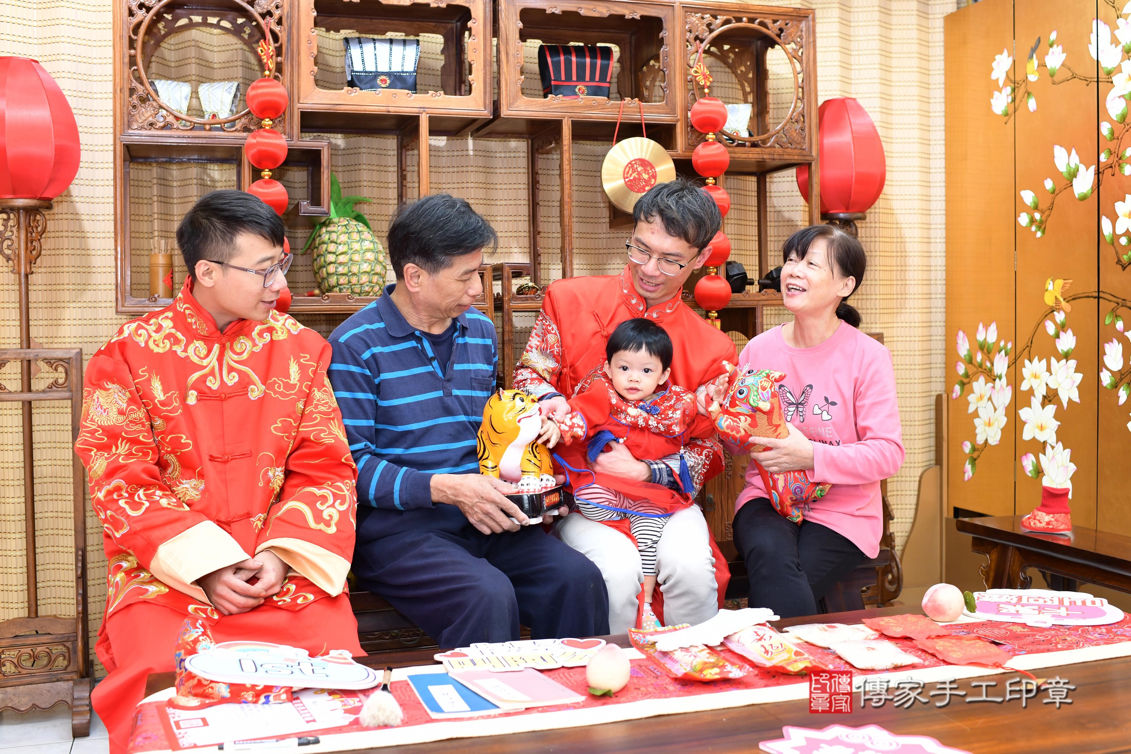 傳家手工印章台南店、抓周、度脺、中國風會場、傳家嬰兒古禮、吉祥話、抓周道具物品24種、拍照。抓周證書。寶寶抓周、滿周歲、生日快樂、祝福 傳家手工印章台南店、抓周、度脺、中國風會場、傳家嬰兒古禮、吉祥話、抓周道具物品24種、拍照。抓周證書。寶寶抓周、滿周歲、生日快樂、祝福