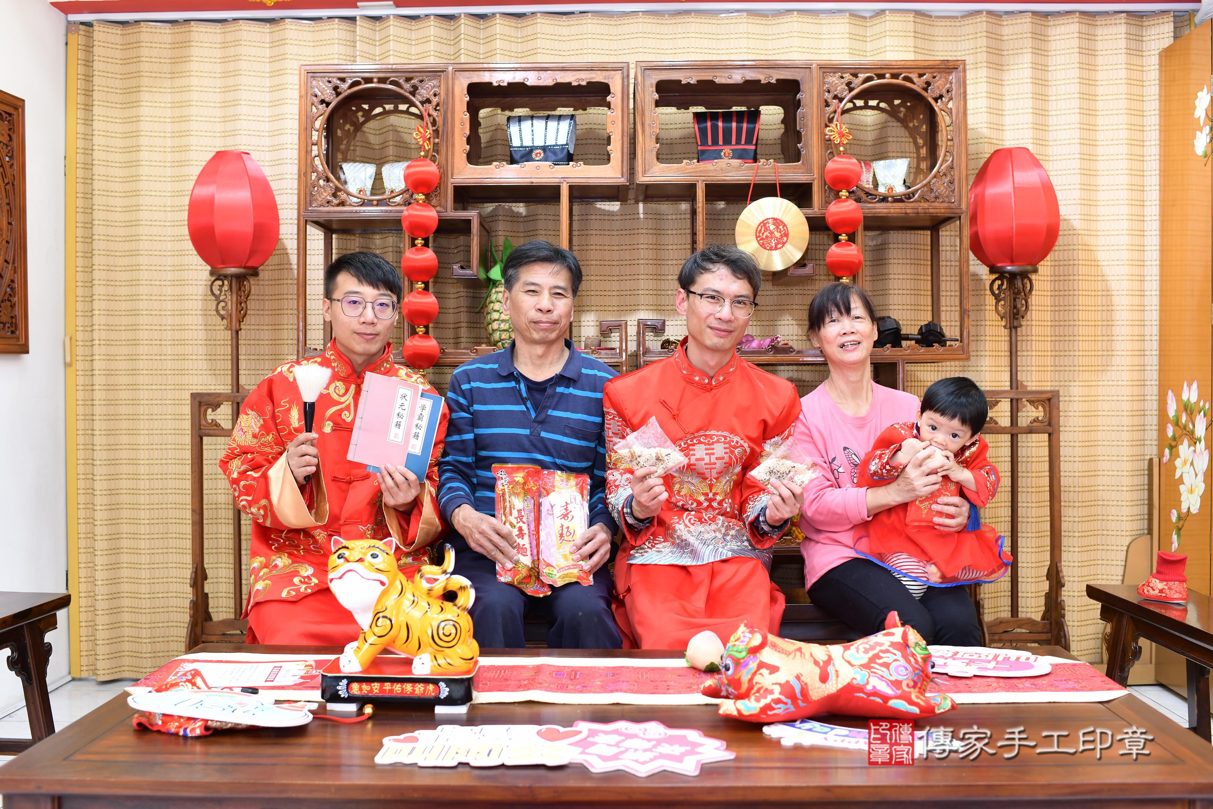 傳家手工印章台南店、抓周、度脺、中國風會場、傳家嬰兒古禮、吉祥話、抓周道具物品24種、拍照。抓周證書。寶寶抓周、滿周歲、生日快樂、祝福