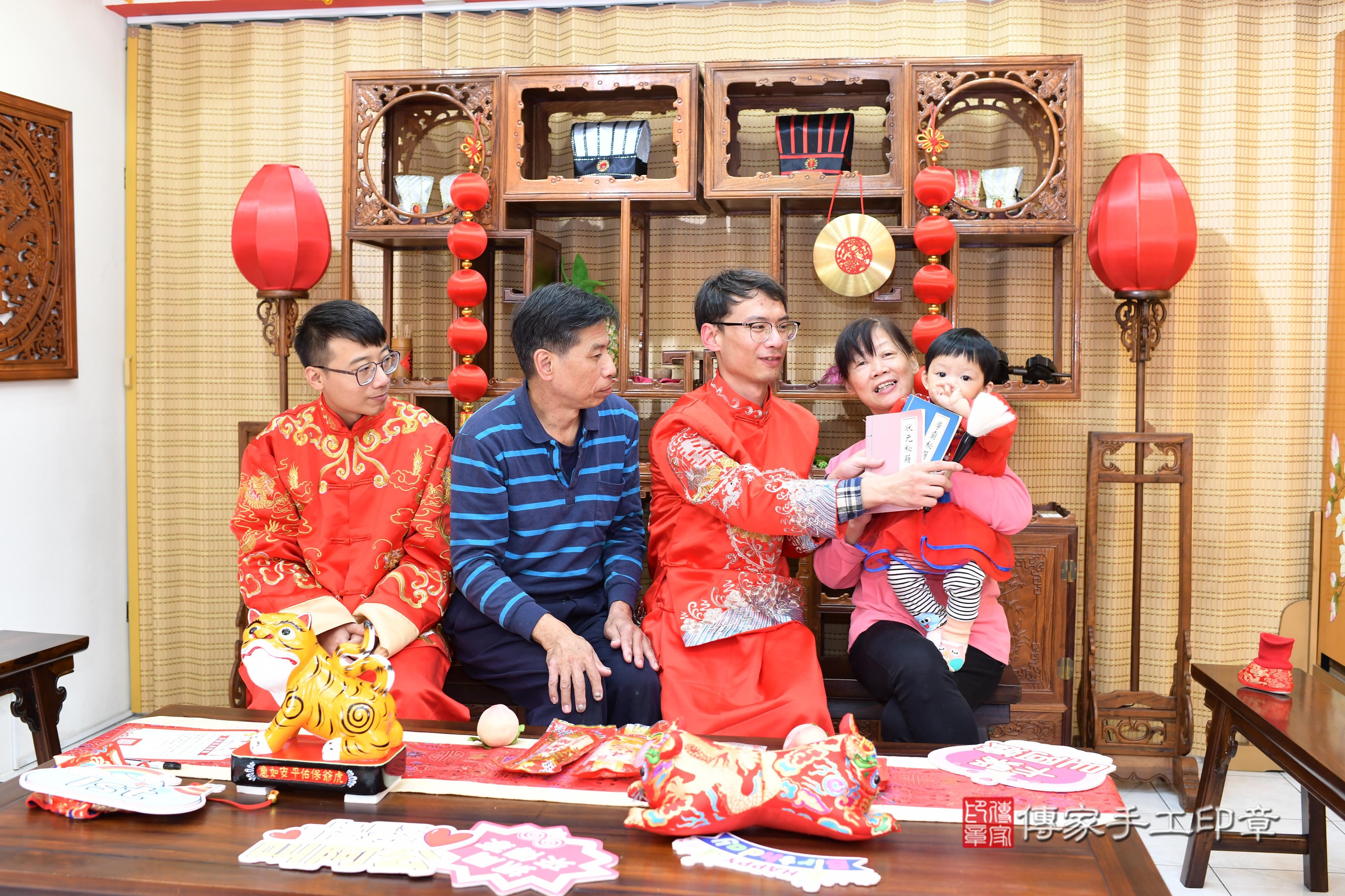 傳家手工印章台南店、抓周、度脺、中國風會場、傳家嬰兒古禮、吉祥話、抓周道具物品24種、拍照。抓周證書。寶寶抓周、滿周歲、生日快樂、祝福 傳家手工印章台南店、抓周、度脺、中國風會場、傳家嬰兒古禮、吉祥話、抓周道具物品24種、拍照。抓周證書。寶寶抓周、滿周歲、生日快樂、祝福