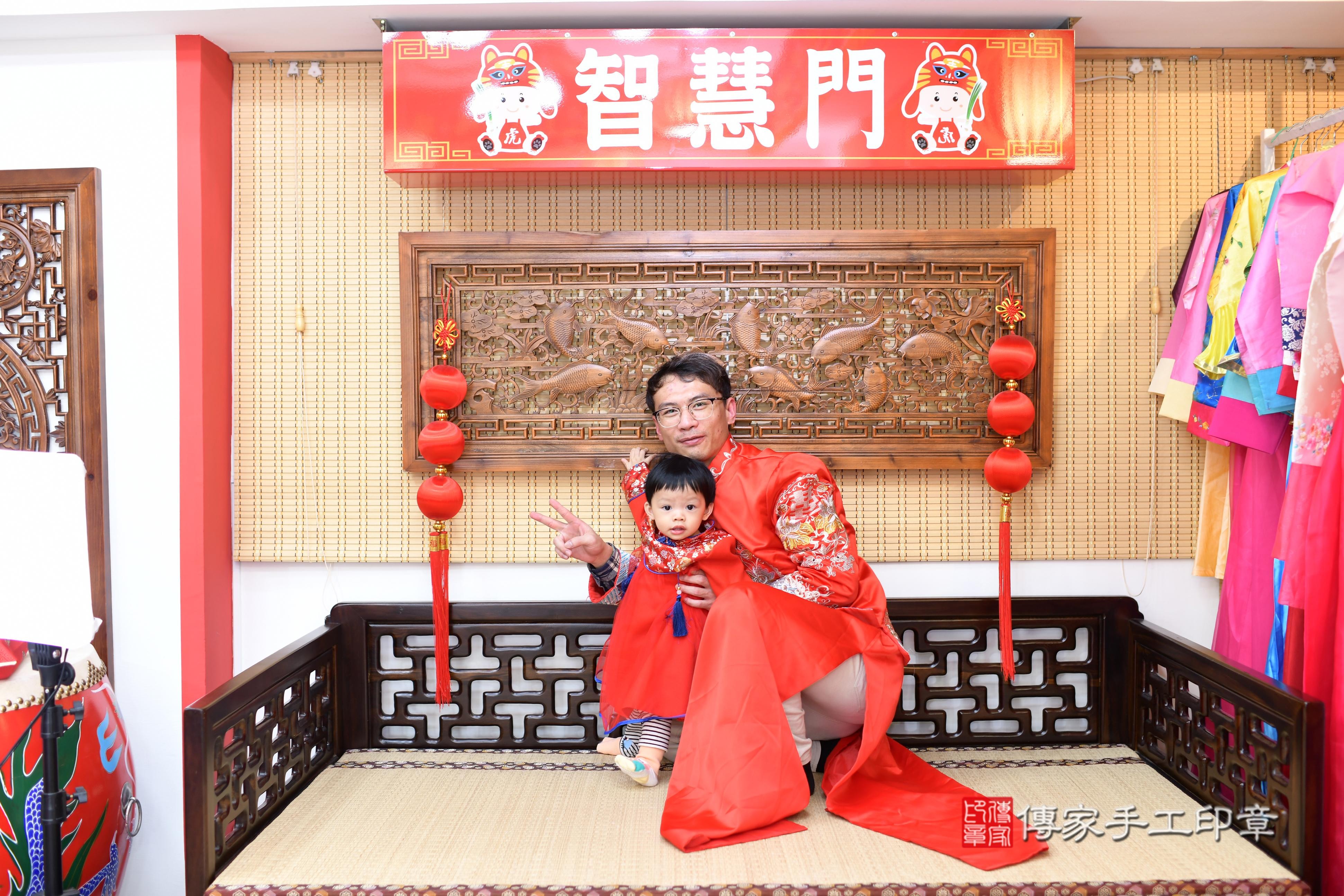 傳家手工印章台南店、抓周、度脺、中國風會場、傳家嬰兒古禮、吉祥話、抓周道具物品24種、拍照。抓周證書。寶寶抓周、滿周歲、生日快樂、祝福