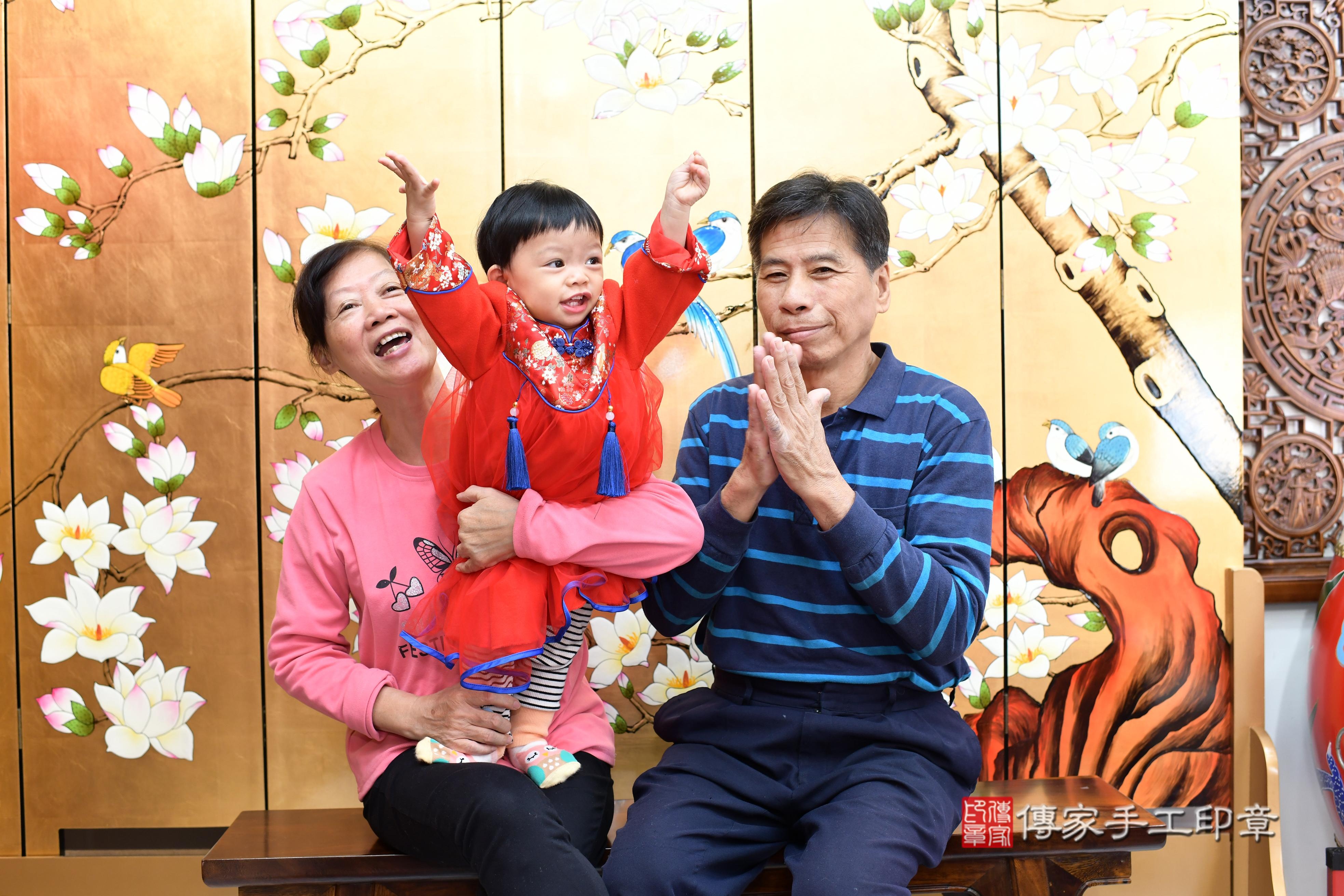 傳家手工印章台南店、抓周、度脺、中國風會場、傳家嬰兒古禮、吉祥話、抓周道具物品24種、拍照。抓周證書。寶寶抓周、滿周歲、生日快樂、祝福 傳家手工印章台南店、抓周、度脺、中國風會場、傳家嬰兒古禮、吉祥話、抓周道具物品24種、拍照。抓周證書。寶寶抓周、滿周歲、生日快樂、祝福