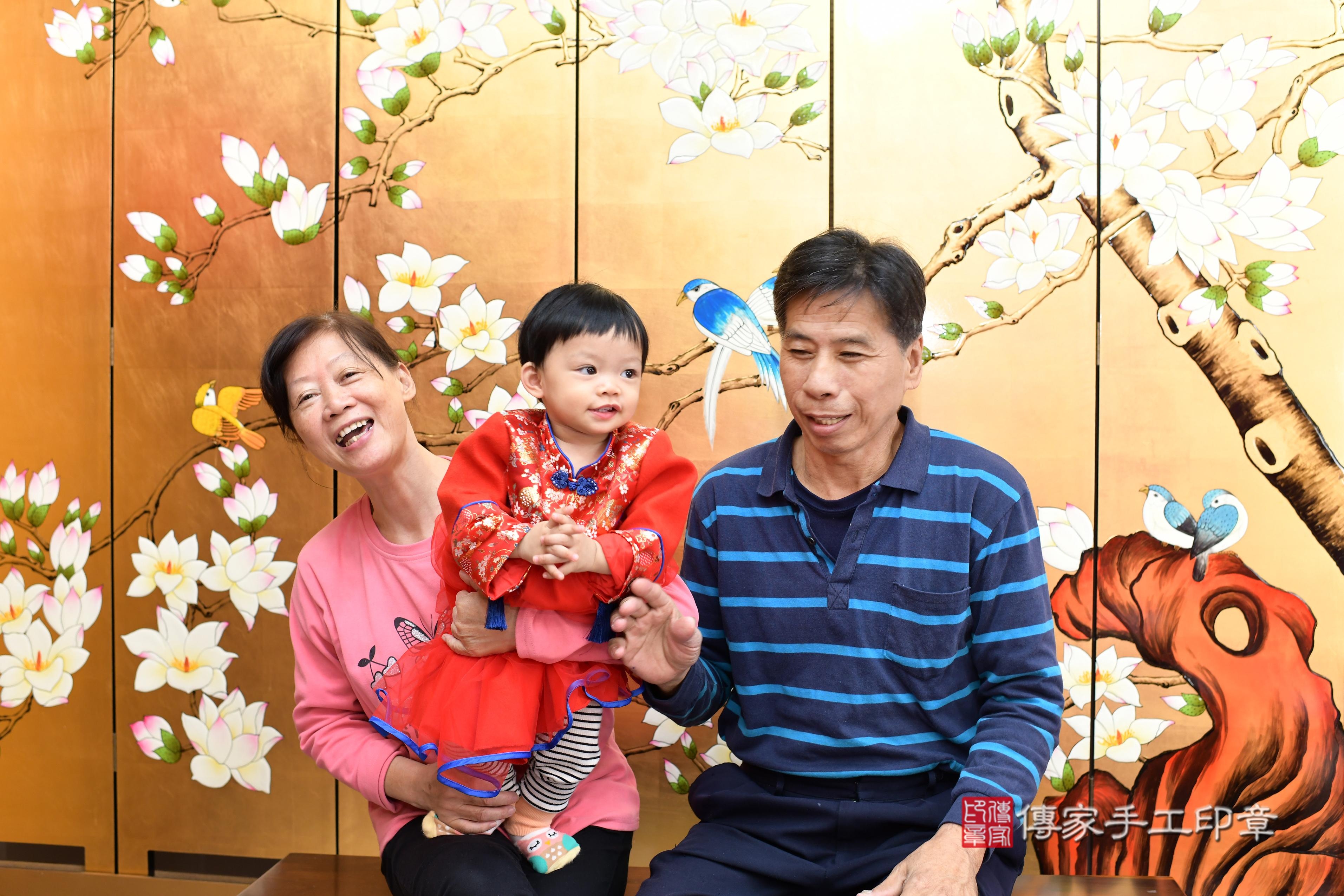 傳家手工印章台南店、抓周、度脺、中國風會場、傳家嬰兒古禮、吉祥話、抓周道具物品24種、拍照。抓周證書。寶寶抓周、滿周歲、生日快樂、祝福 傳家手工印章台南店、抓周、度脺、中國風會場、傳家嬰兒古禮、吉祥話、抓周道具物品24種、拍照。抓周證書。寶寶抓周、滿周歲、生日快樂、祝福