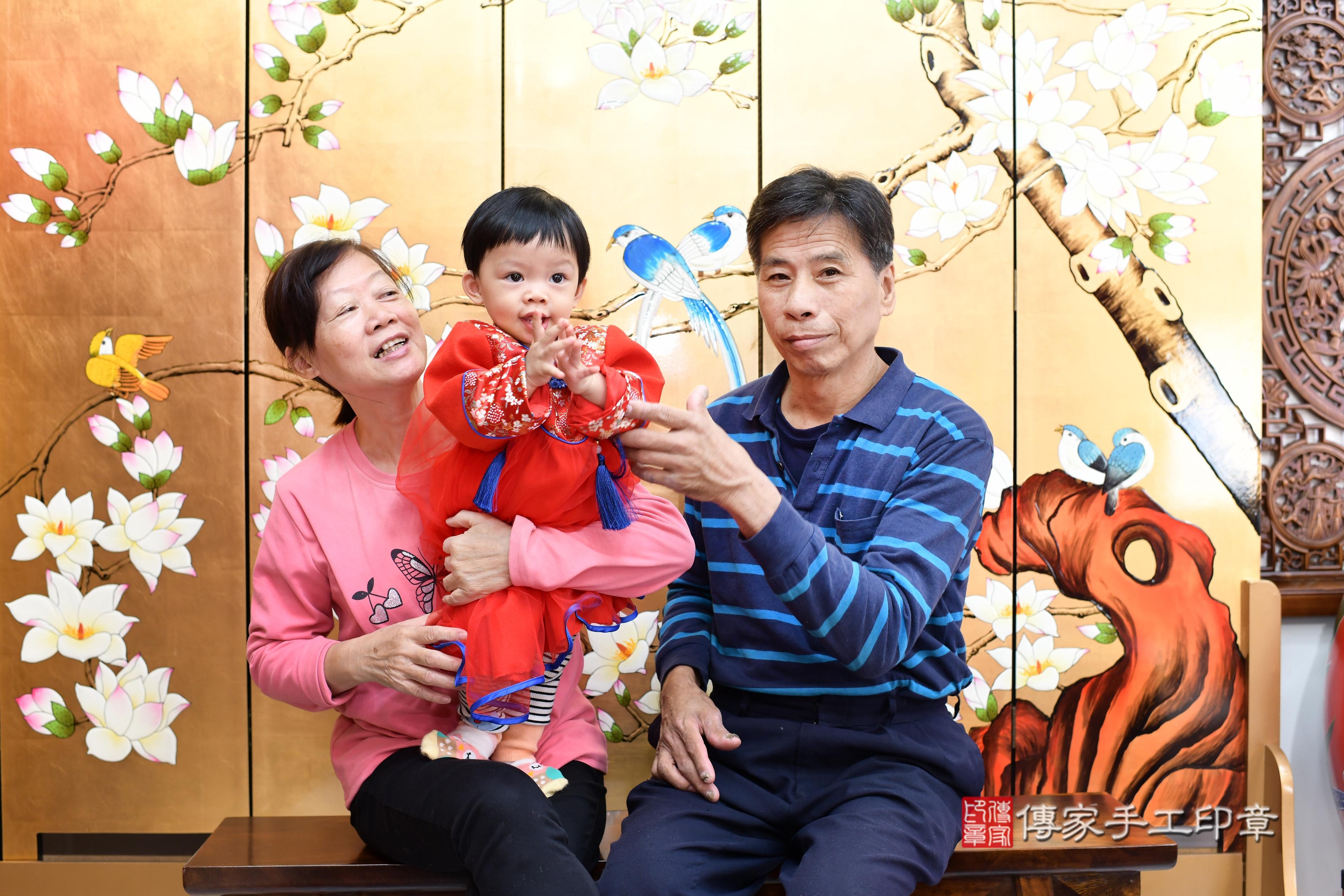 傳家手工印章台南店、抓周、度脺、中國風會場、傳家嬰兒古禮、吉祥話、抓周道具物品24種、拍照。抓周證書。寶寶抓周、滿周歲、生日快樂、祝福 傳家手工印章台南店、抓周、度脺、中國風會場、傳家嬰兒古禮、吉祥話、抓周道具物品24種、拍照。抓周證書。寶寶抓周、滿周歲、生日快樂、祝福