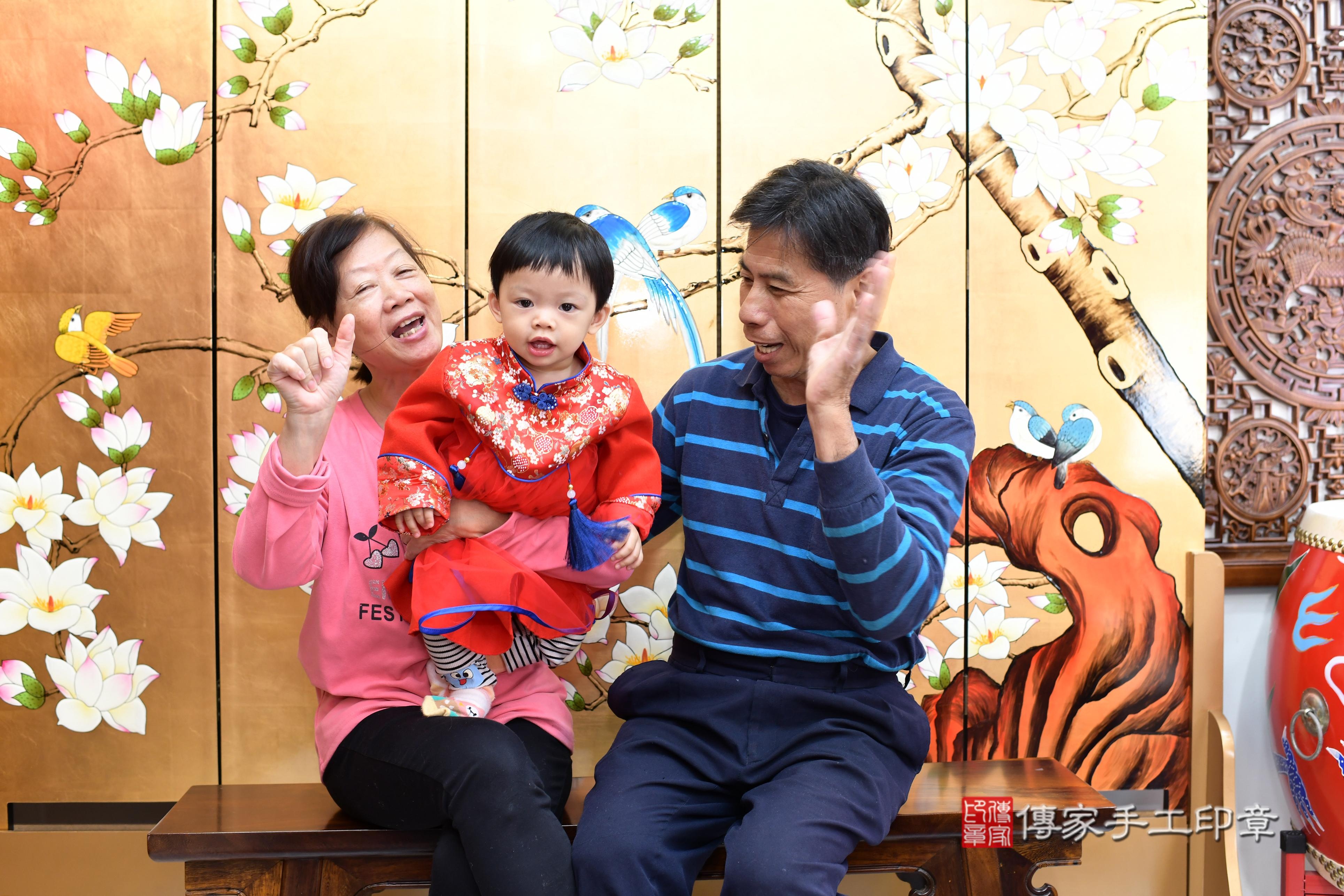 傳家手工印章台南店、抓周、度脺、中國風會場、傳家嬰兒古禮、吉祥話、抓周道具物品24種、拍照。抓周證書。寶寶抓周、滿周歲、生日快樂、祝福 傳家手工印章台南店、抓周、度脺、中國風會場、傳家嬰兒古禮、吉祥話、抓周道具物品24種、拍照。抓周證書。寶寶抓周、滿周歲、生日快樂、祝福