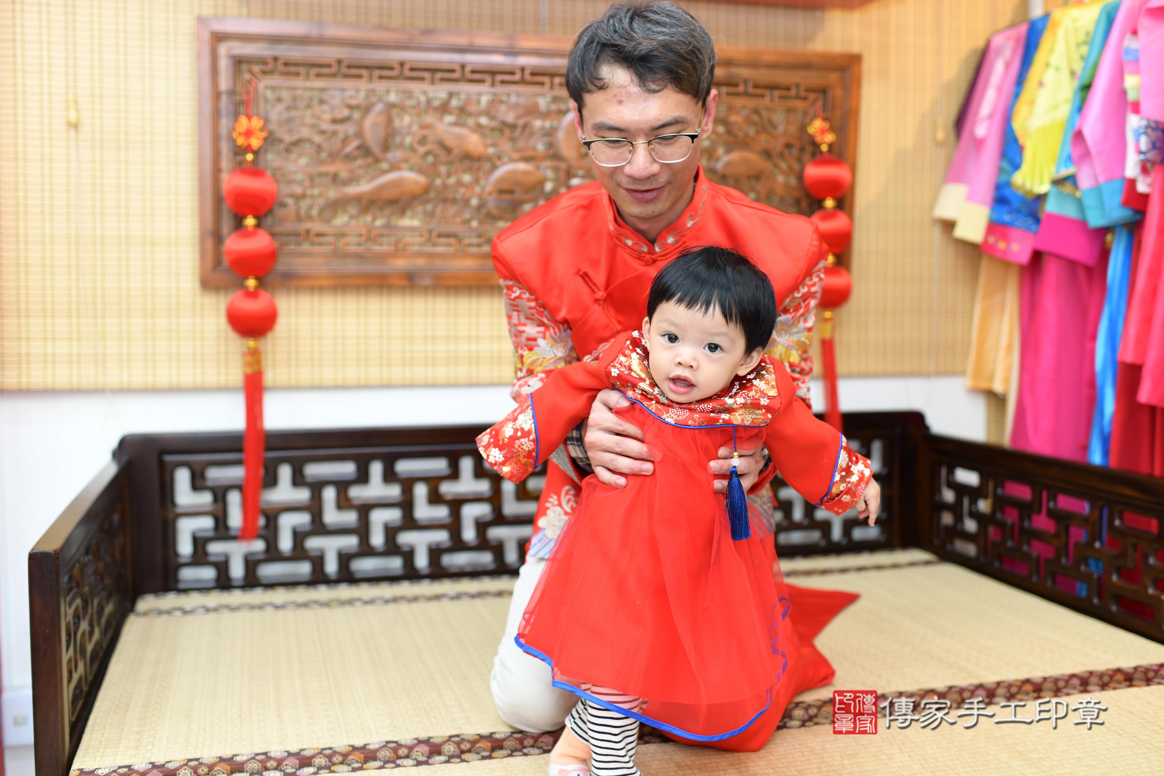 傳家手工印章台南店、抓周、度脺、中國風會場、傳家嬰兒古禮、吉祥話、抓周道具物品24種、拍照。抓周證書。寶寶抓周、滿周歲、生日快樂、祝福 傳家手工印章台南店、抓周、度脺、中國風會場、傳家嬰兒古禮、吉祥話、抓周道具物品24種、拍照。抓周證書。寶寶抓周、滿周歲、生日快樂、祝福