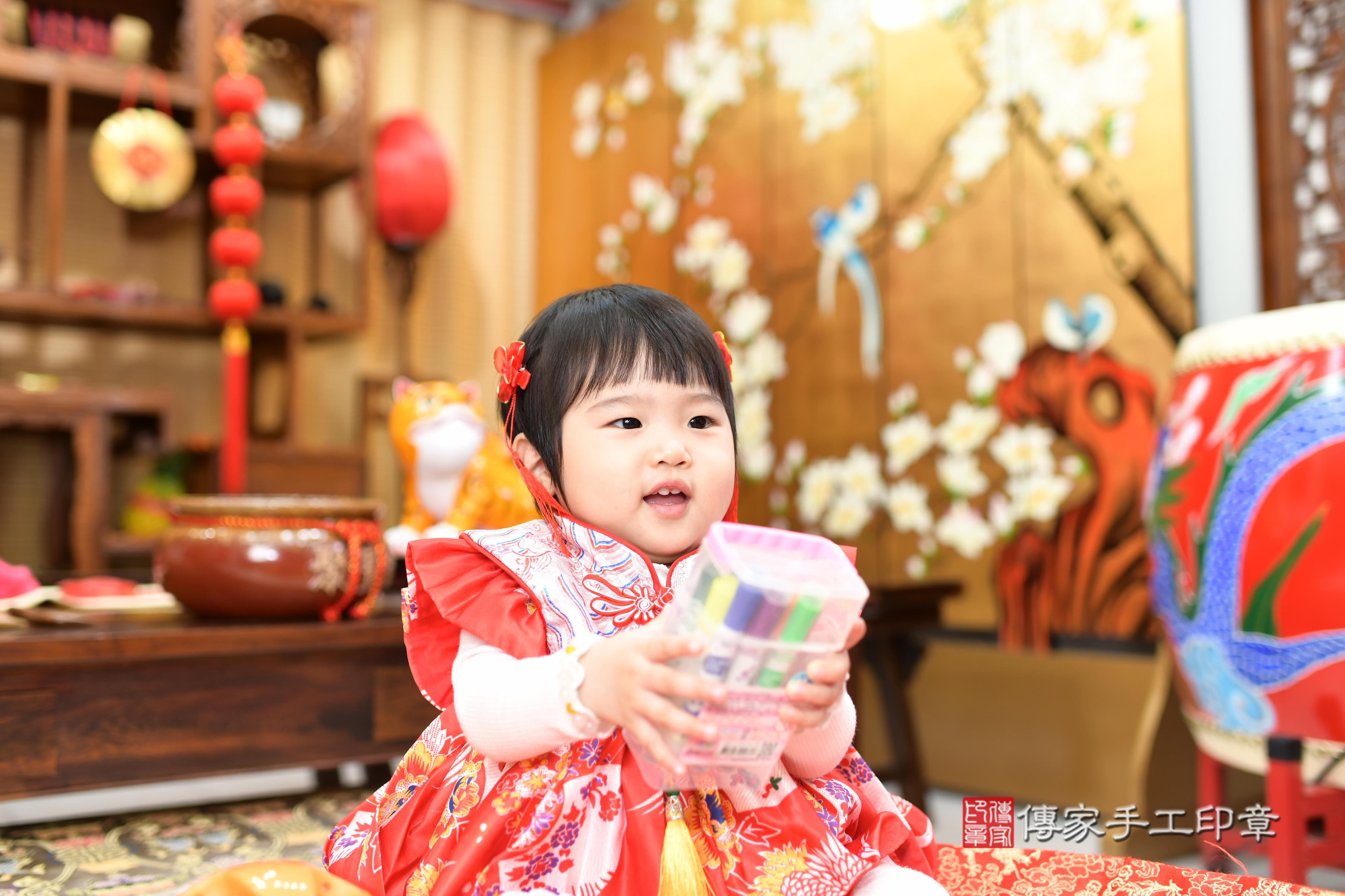 傳家手工印章台南店、抓周、度脺、中國風會場、傳家嬰兒古禮、吉祥話、抓周道具物品24種、拍照。抓周證書。寶寶抓周、滿周歲、生日快樂、祝福