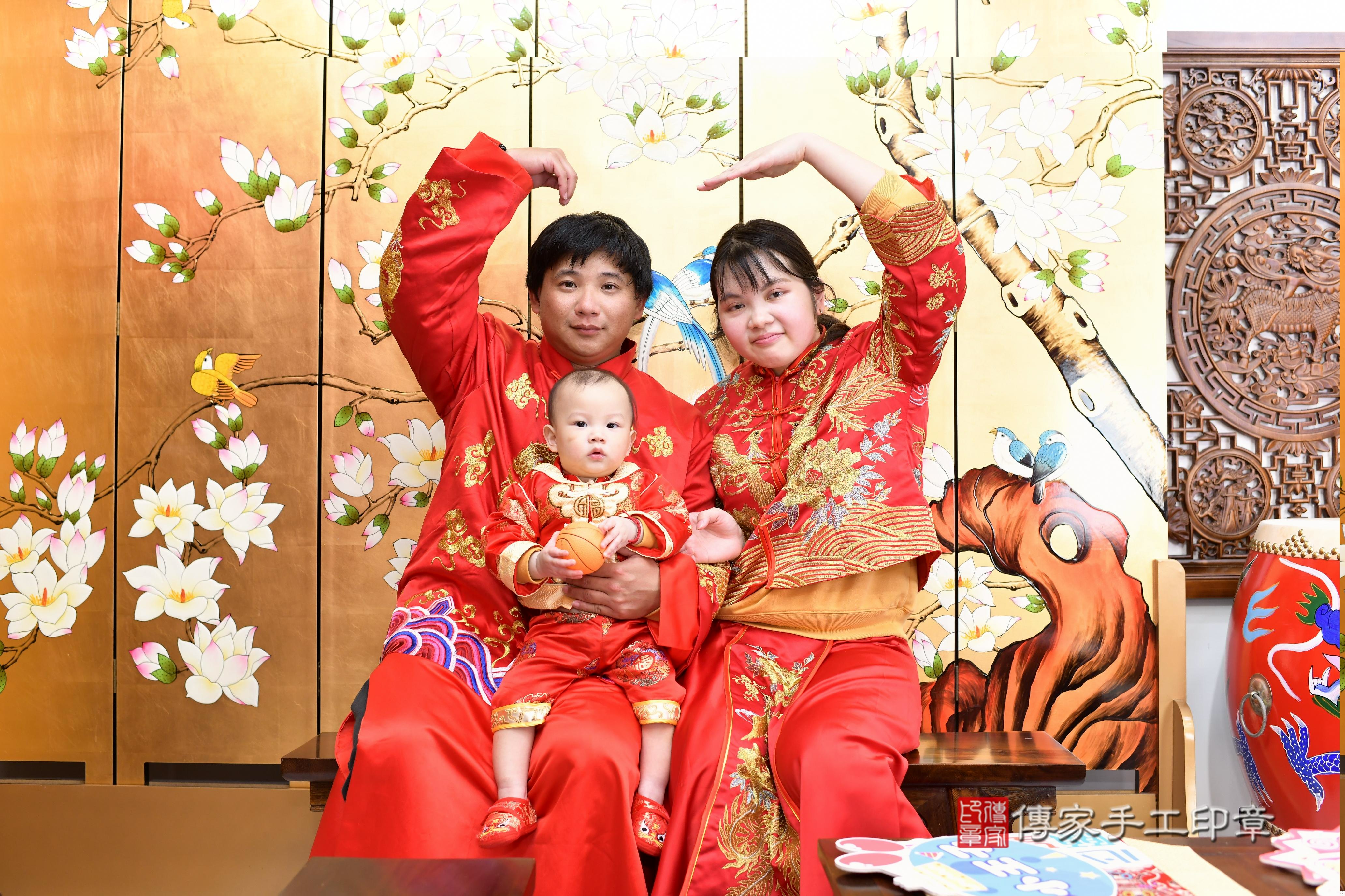 傳家手工印章台南店、抓周、度脺、中國風會場、傳家嬰兒古禮、吉祥話、抓周道具物品24種、拍照。抓周證書。寶寶抓周、滿周歲、生日快樂、祝福 傳家手工印章台南店、抓周、度脺、中國風會場、傳家嬰兒古禮、吉祥話、抓周道具物品24種、拍照。抓周證書。寶寶抓周、滿周歲、生日快樂、祝福