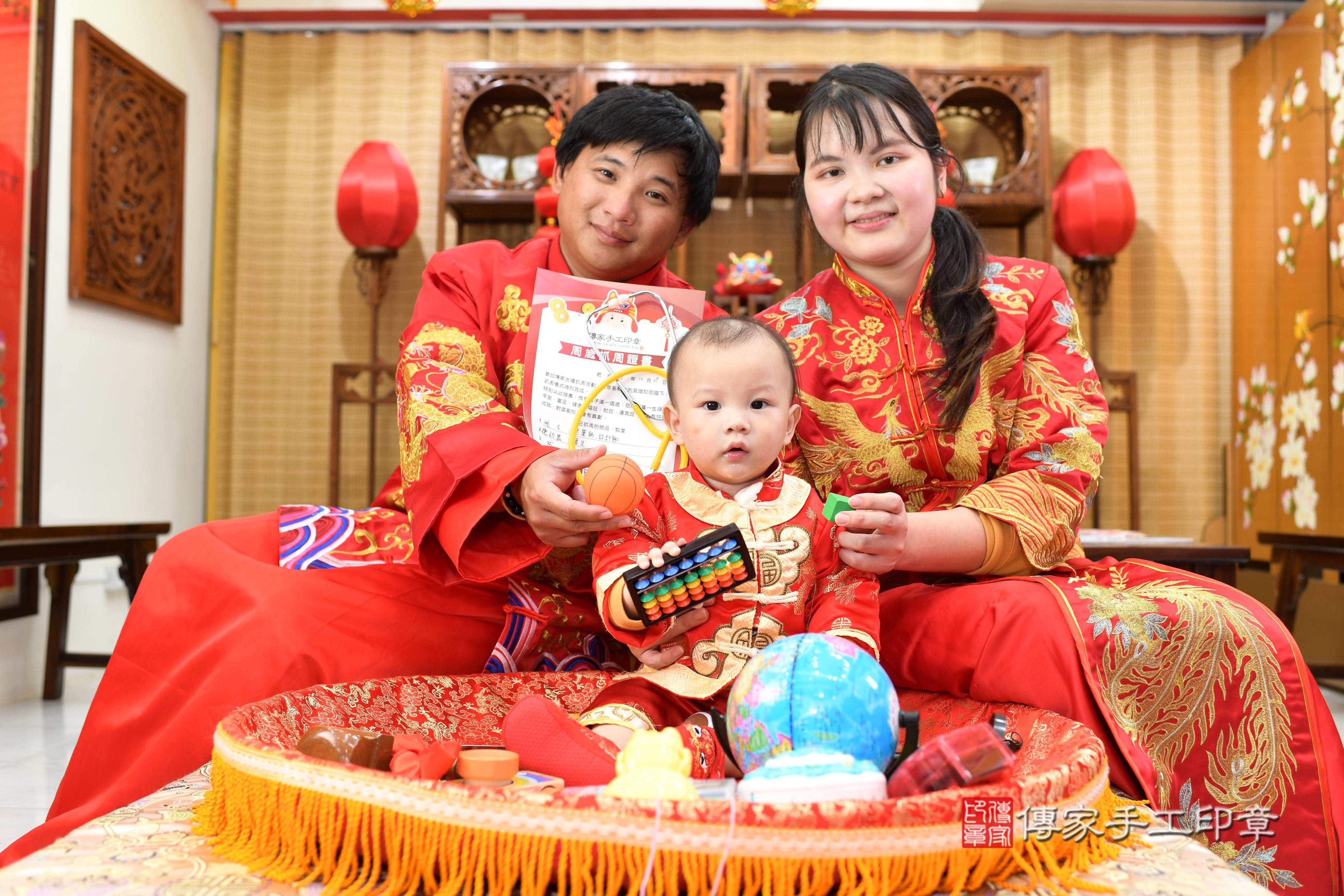 傳家手工印章台南店、抓周、度脺、中國風會場、傳家嬰兒古禮、吉祥話、抓周道具物品24種、拍照。抓周證書。寶寶抓周、滿周歲、生日快樂、祝福