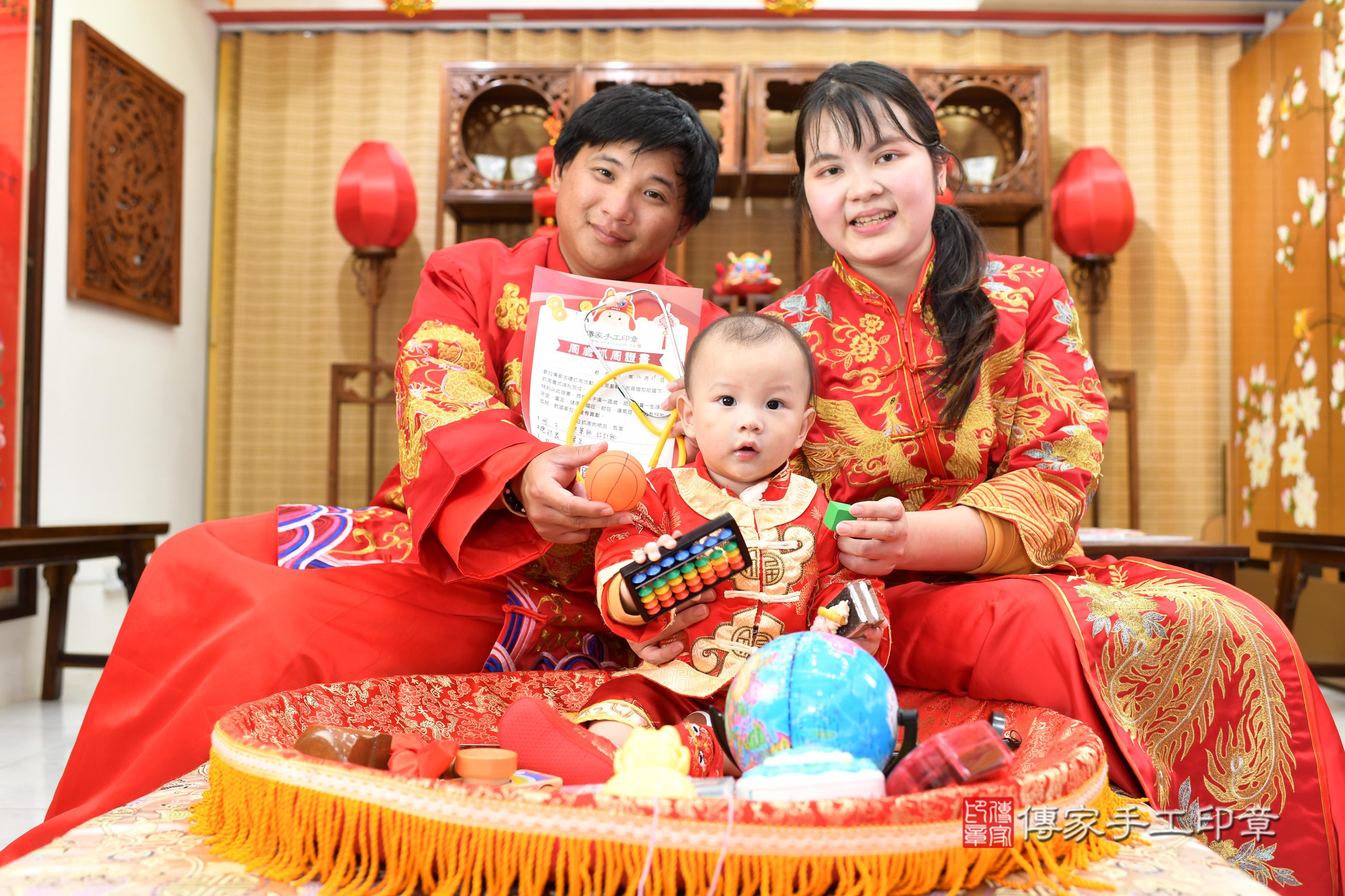 傳家手工印章台南店、抓周、度脺、中國風會場、傳家嬰兒古禮、吉祥話、抓周道具物品24種、拍照。抓周證書。寶寶抓周、滿周歲、生日快樂、祝福 傳家手工印章台南店、抓周、度脺、中國風會場、傳家嬰兒古禮、吉祥話、抓周道具物品24種、拍照。抓周證書。寶寶抓周、滿周歲、生日快樂、祝福