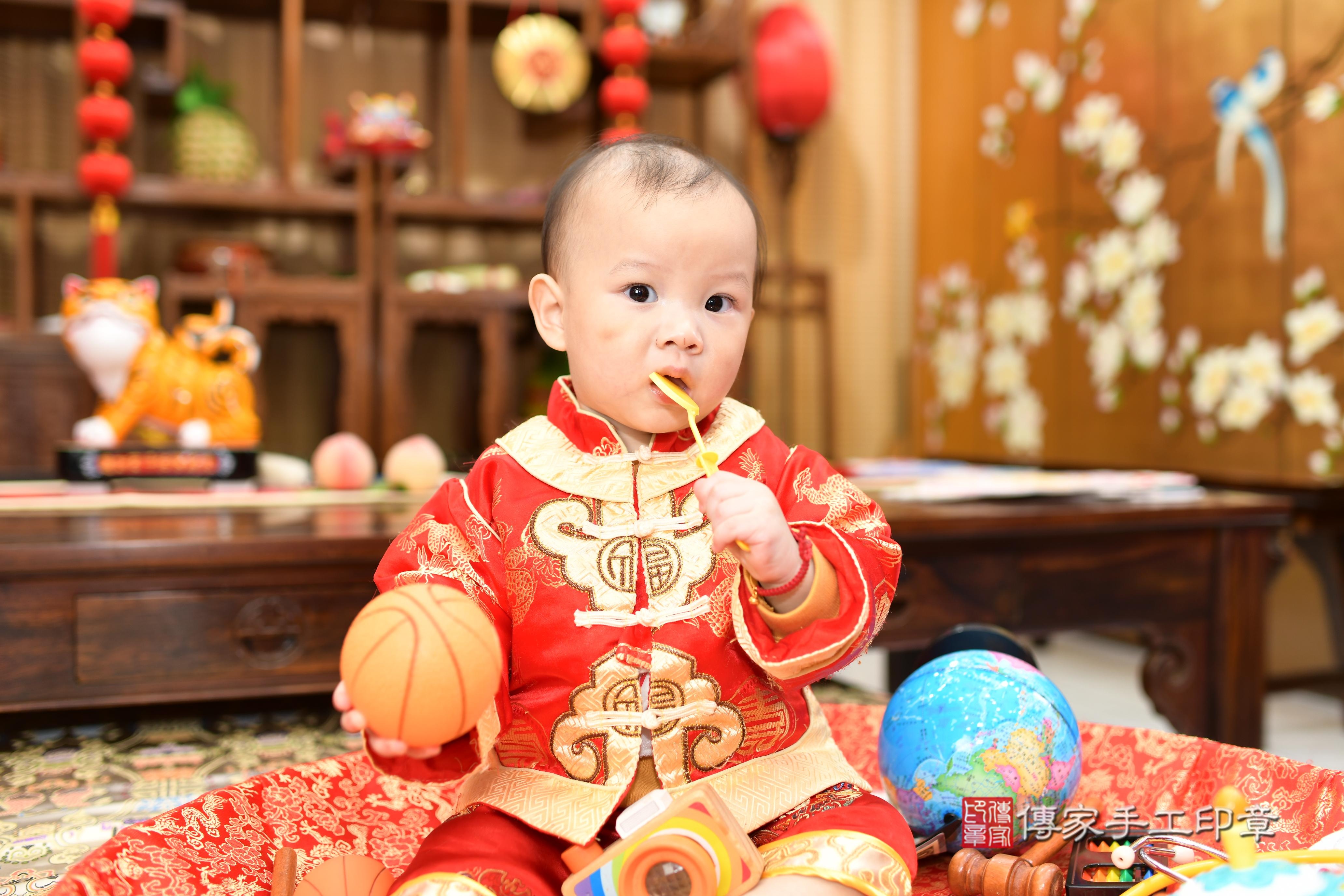 傳家手工印章台南店、抓周、度脺、中國風會場、傳家嬰兒古禮、吉祥話、抓周道具物品24種、拍照。抓周證書。寶寶抓周、滿周歲、生日快樂、祝福 傳家手工印章台南店、抓周、度脺、中國風會場、傳家嬰兒古禮、吉祥話、抓周道具物品24種、拍照。抓周證書。寶寶抓周、滿周歲、生日快樂、祝福