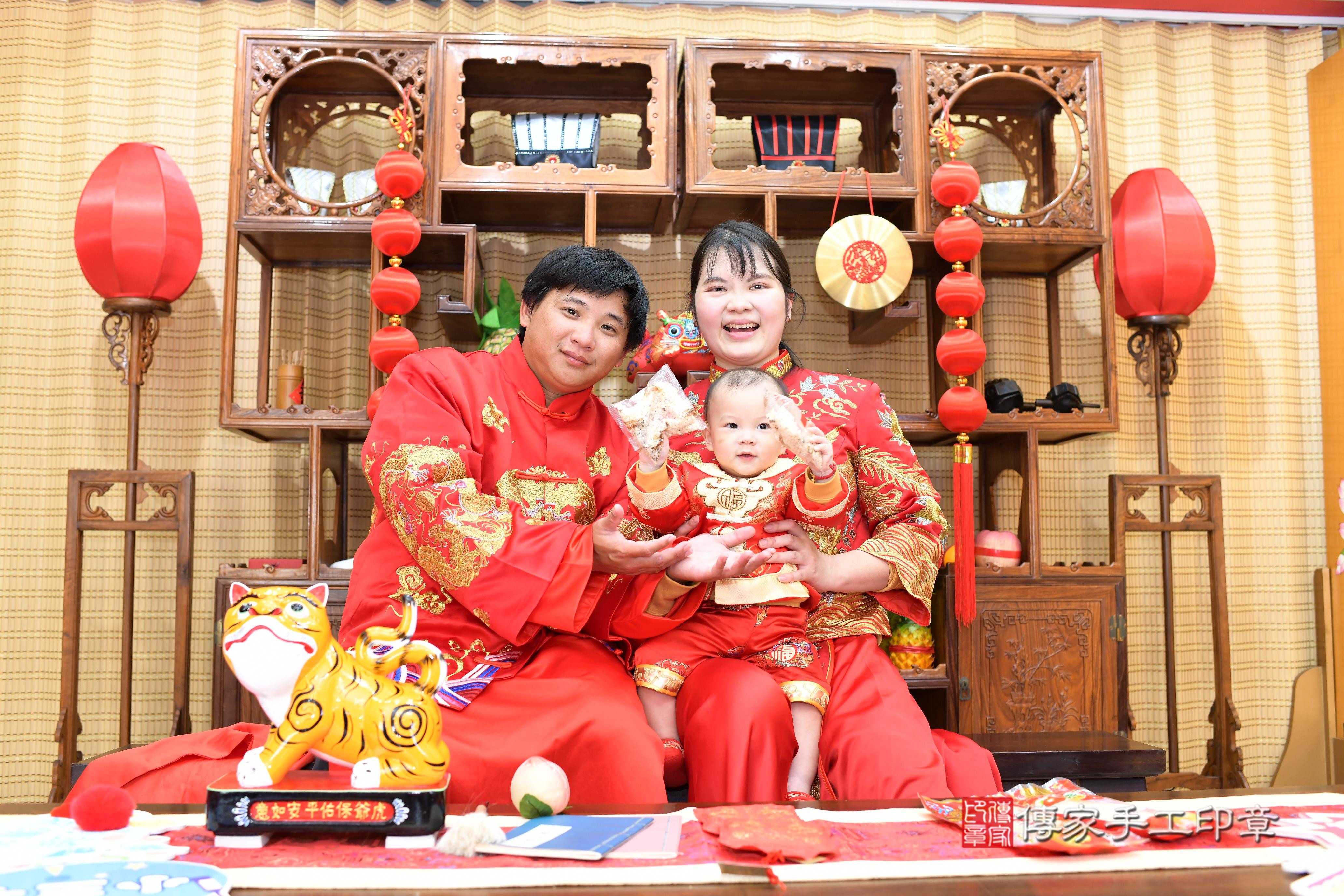 【吃壽桃】:讓寶寶健康長壽、長命百歲。 【吃壽桃】:讓寶寶健康長壽、長命百歲。